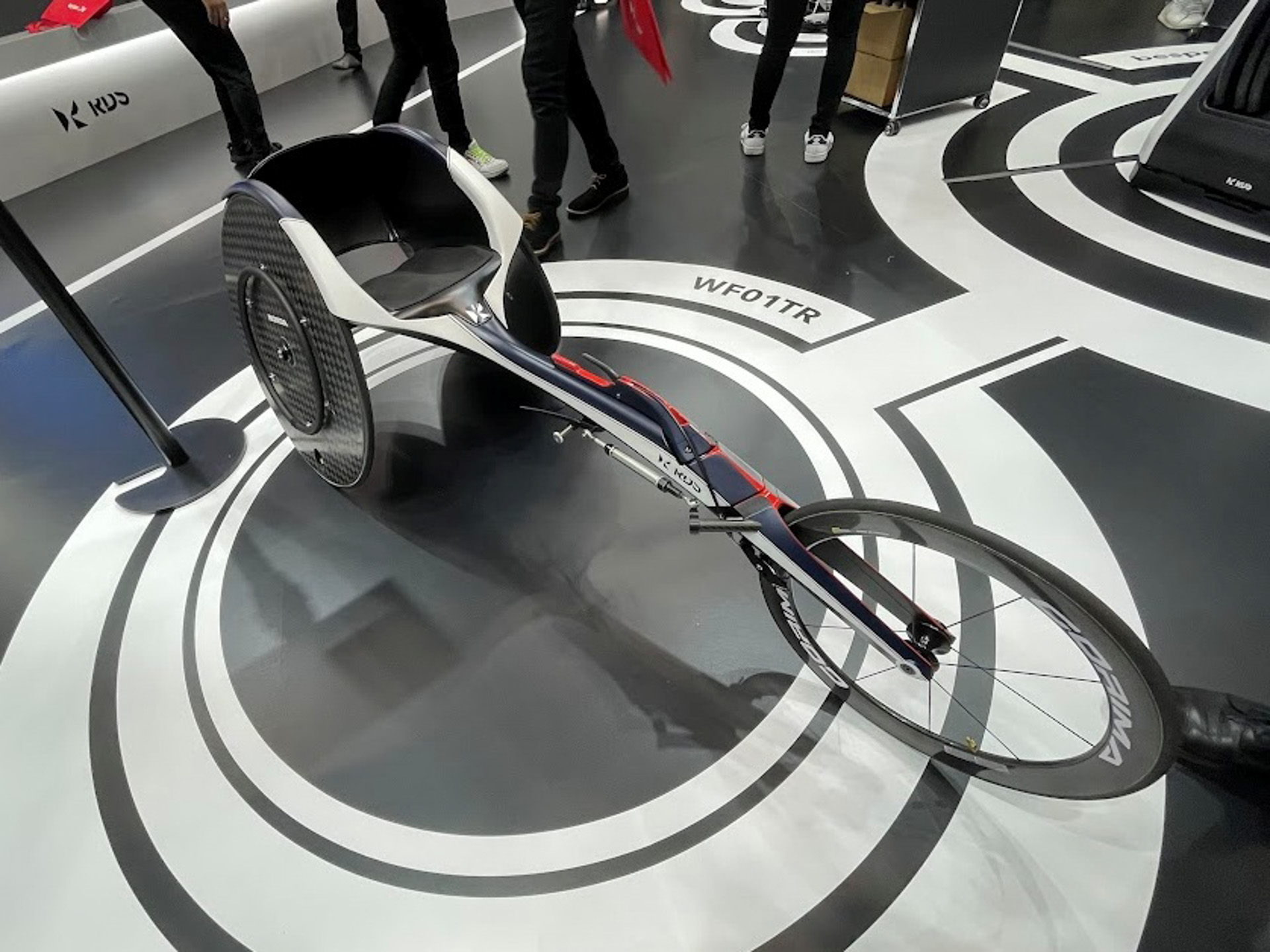 「bespo」の前身である「SS01」で測定したパラアスリートの身体データを基に開発された、フルカーボンの陸上用車いすレーサー「RDS WF01TR AT01」