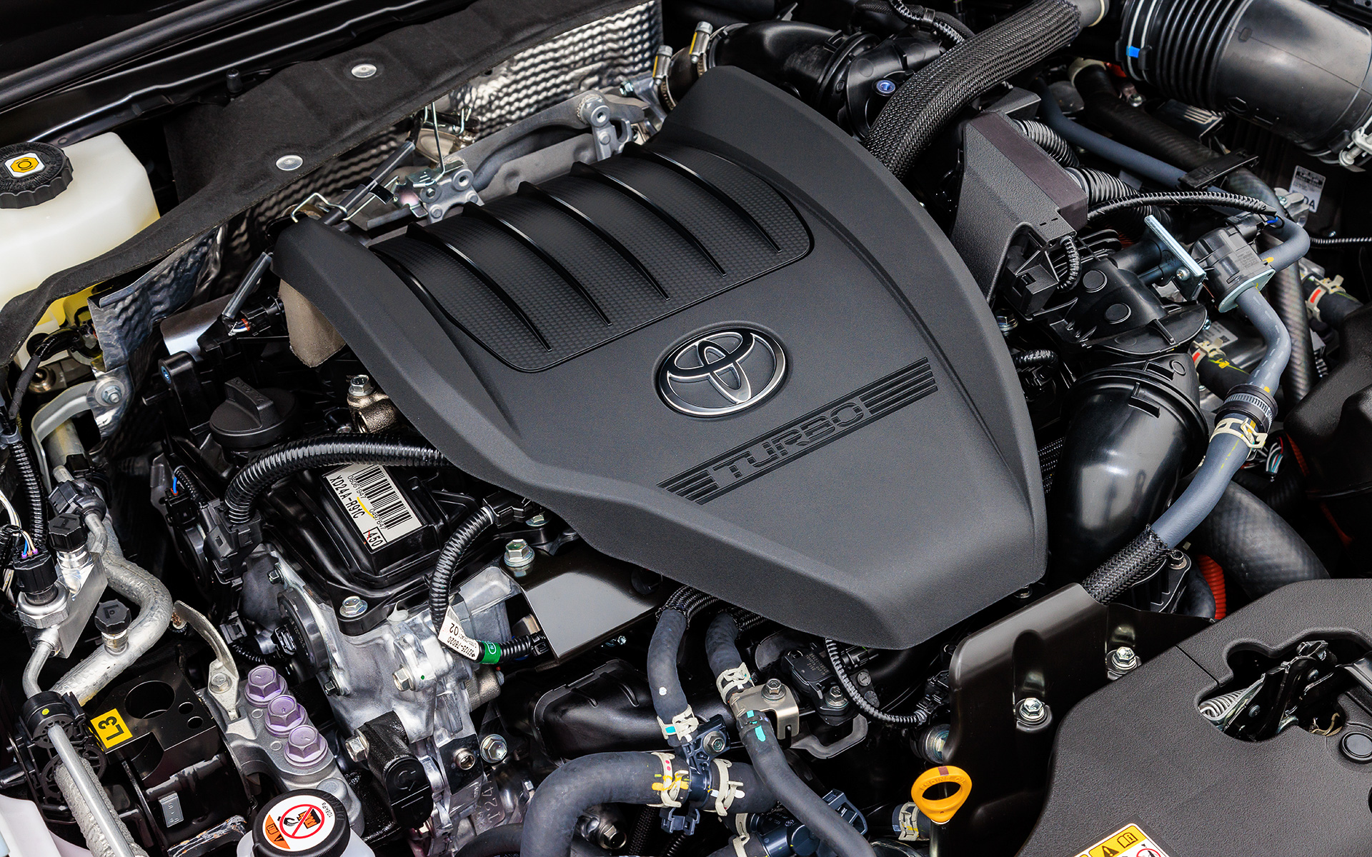 2.4リッターターボエンジン。フロントはこのエンジンに1モーターハイブリッドシステムが組み合わされている