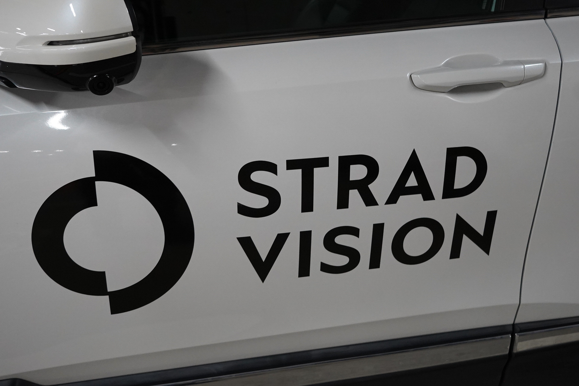 ストラドビジョンの試乗車につけられた同社ロゴ