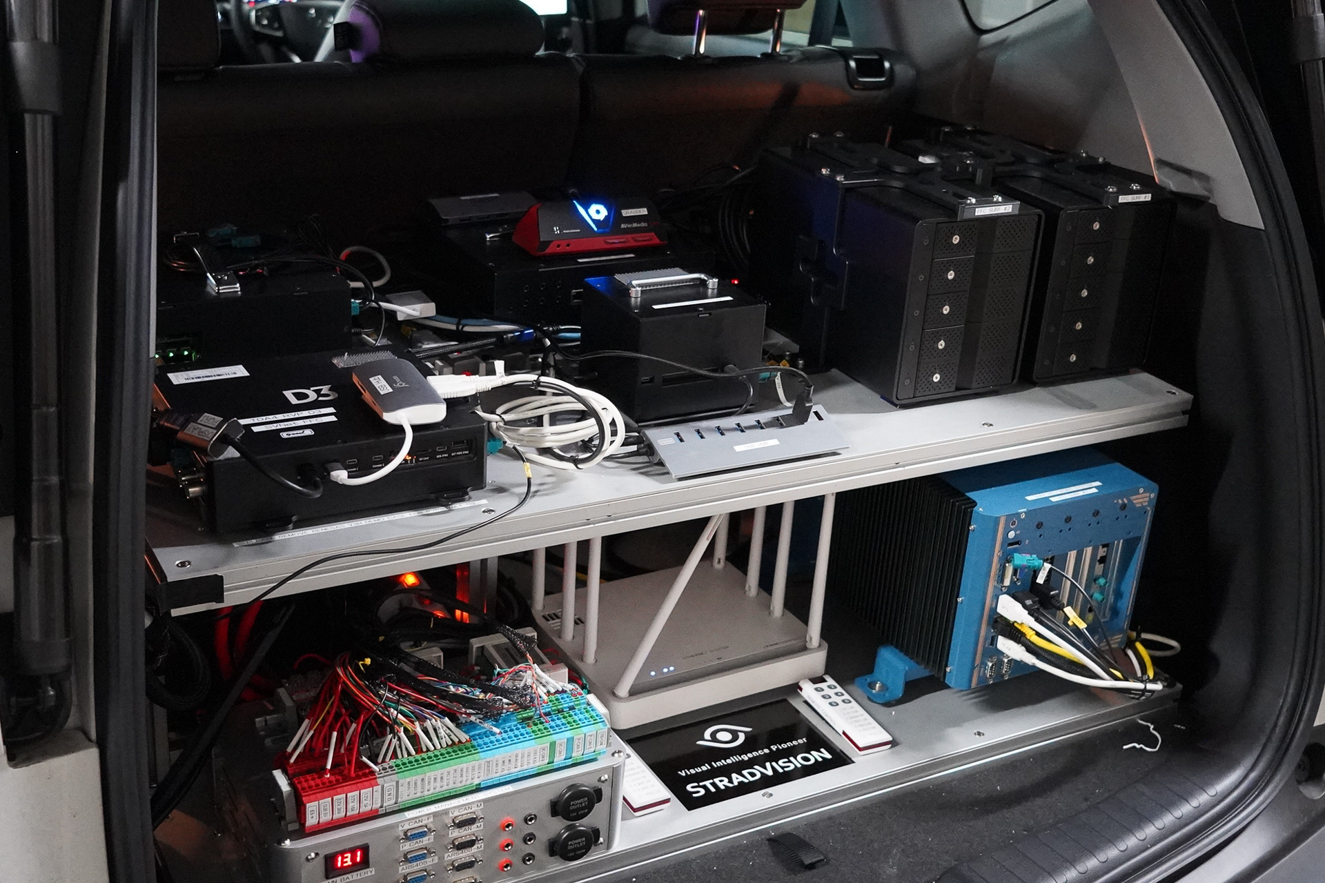 ラゲッジスペースに置かれているデモ機材