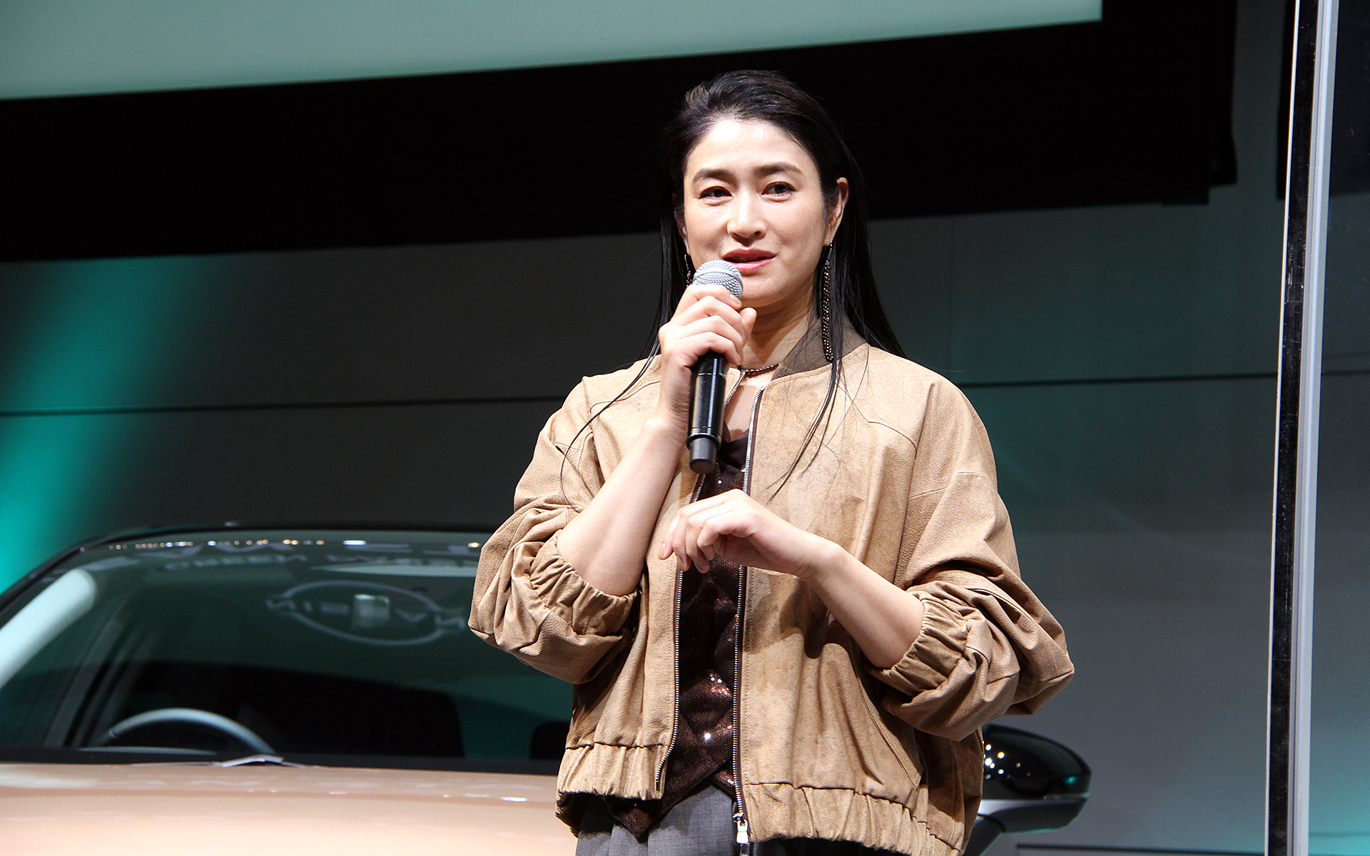 会場に展示されたサクラ、アリアについて、小雪さんは「両者ともいい点がありまして、サクラは行動範囲が決められているお母さま方がすごく乗りやすいのではないかと思うと同時に、車内のスペースがすごく広くてインテリアがモダン。アリアはすごく高級感があって、自動で駐車できる機能（プロパイロット リモート パーキング）はすごいなと思いました」などと評価