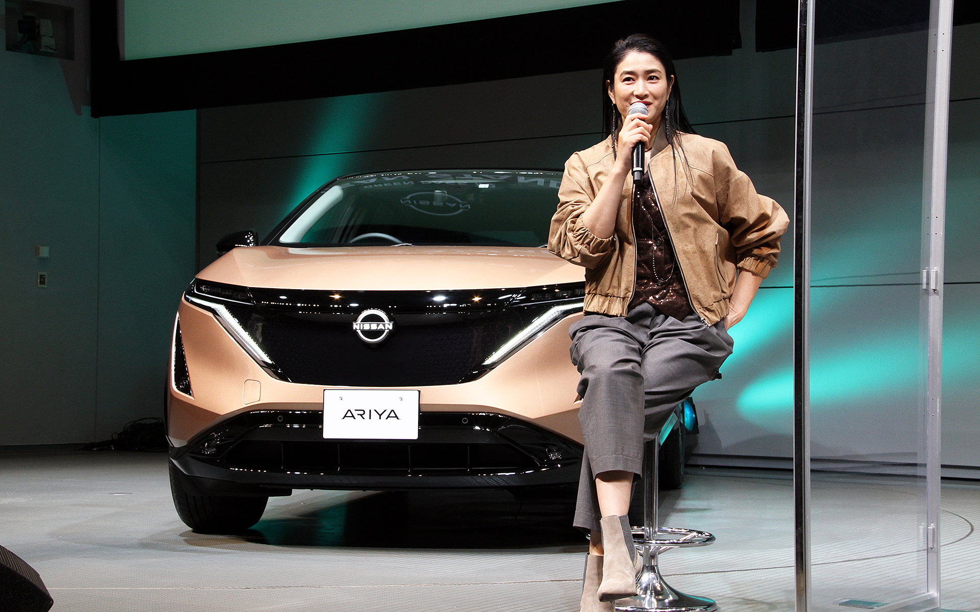 会場に展示されたサクラ、アリアについて、小雪さんは「両者ともいい点がありまして、サクラは行動範囲が決められているお母さま方がすごく乗りやすいのではないかと思うと同時に、車内のスペースがすごく広くてインテリアがモダン。アリアはすごく高級感があって、自動で駐車できる機能（プロパイロット リモート パーキング）はすごいなと思いました」などと評価