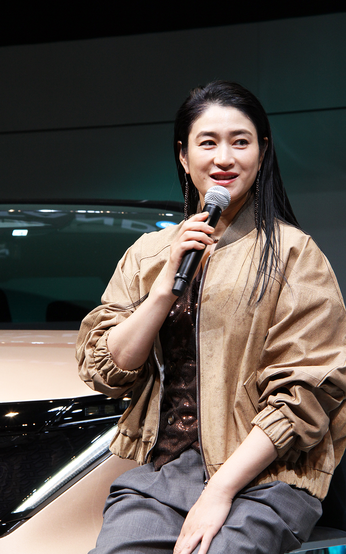 会場に展示されたサクラ、アリアについて、小雪さんは「両者ともいい点がありまして、サクラは行動範囲が決められているお母さま方がすごく乗りやすいのではないかと思うと同時に、車内のスペースがすごく広くてインテリアがモダン。アリアはすごく高級感があって、自動で駐車できる機能（プロパイロット リモート パーキング）はすごいなと思いました」などと評価