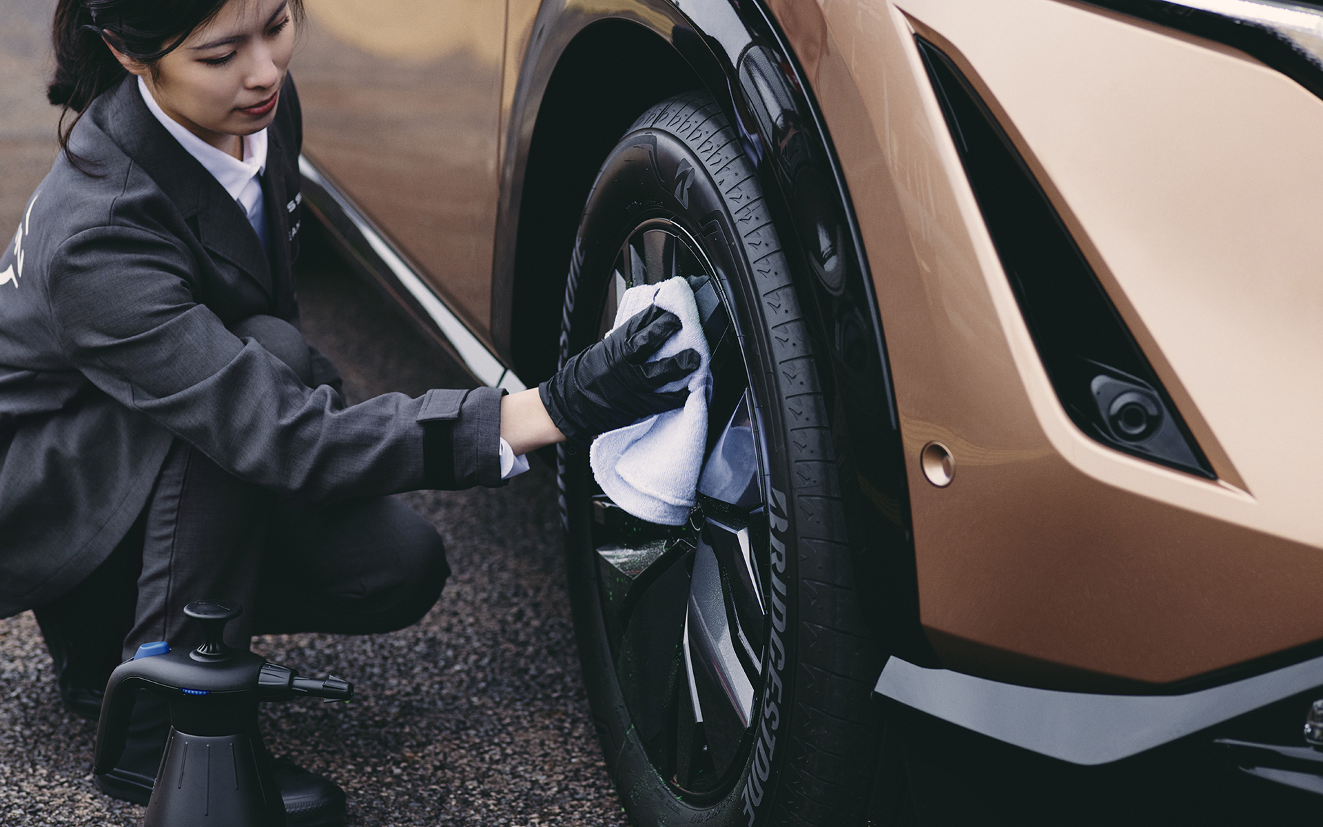 洗車には石油溶剤や化学研磨成分などを一切含まない、地球にやさしい100％天然成分を使用した特殊液剤を使用