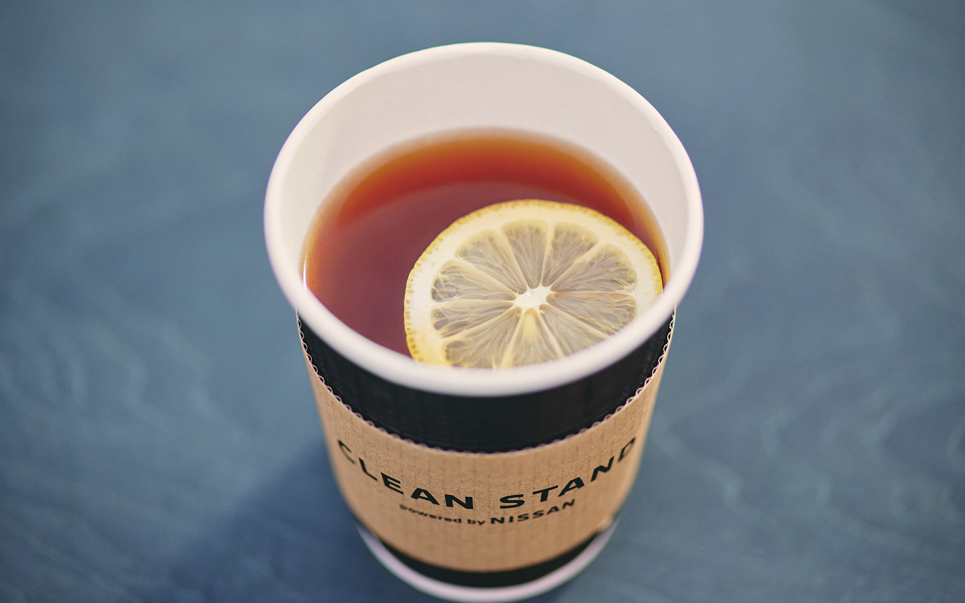 ミシュランガイド東京2022掲載店「sio」の鳥羽周作シェフが監修したオリジナルドリンクも用意。アイスとホットがあり、アイスはアップルミント、レモン、りんご酢をベースにハチミツとソーダを加えたすっきりとした味わいのドリンク。ホットはカモミールとルイボスティーをベースにローズヒップ、ドライクランベリー、ドライジンジャー、シナモンをブレンドしたオリジナルティー