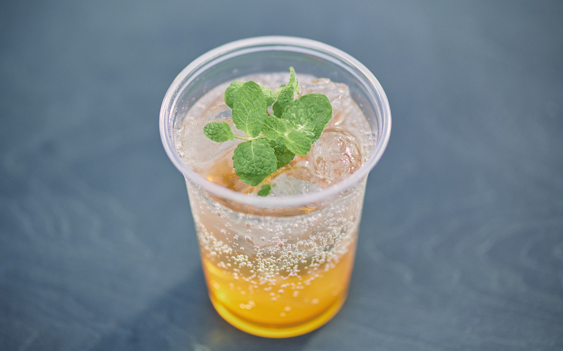 ミシュランガイド東京2022掲載店「sio」の鳥羽周作シェフが監修したオリジナルドリンクも用意。アイスとホットがあり、アイスはアップルミント、レモン、りんご酢をベースにハチミツとソーダを加えたすっきりとした味わいのドリンク。ホットはカモミールとルイボスティーをベースにローズヒップ、ドライクランベリー、ドライジンジャー、シナモンをブレンドしたオリジナルティー