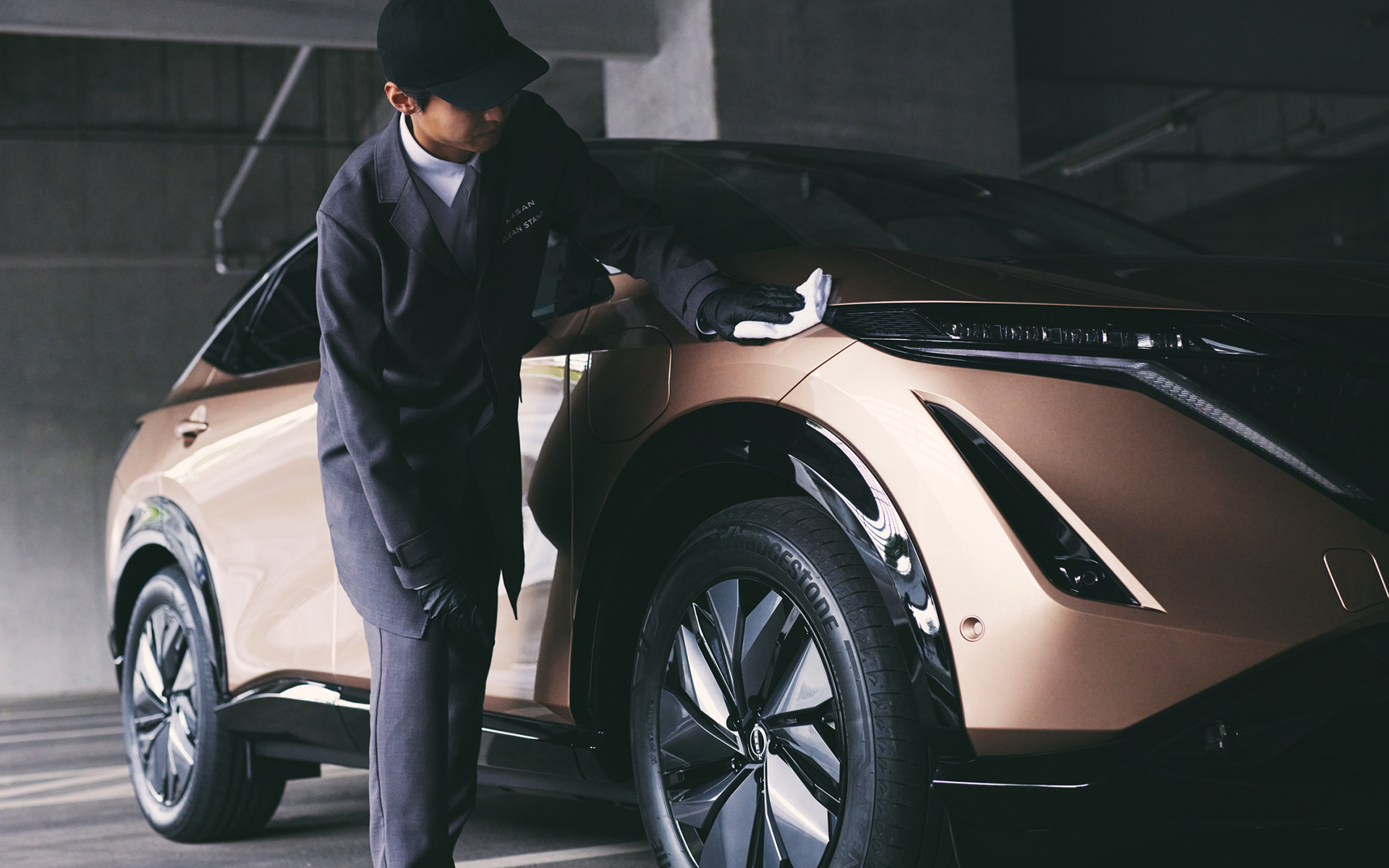 洗車には石油溶剤や化学研磨成分などを一切含まない、地球にやさしい100％天然成分を使用した特殊液剤を使用