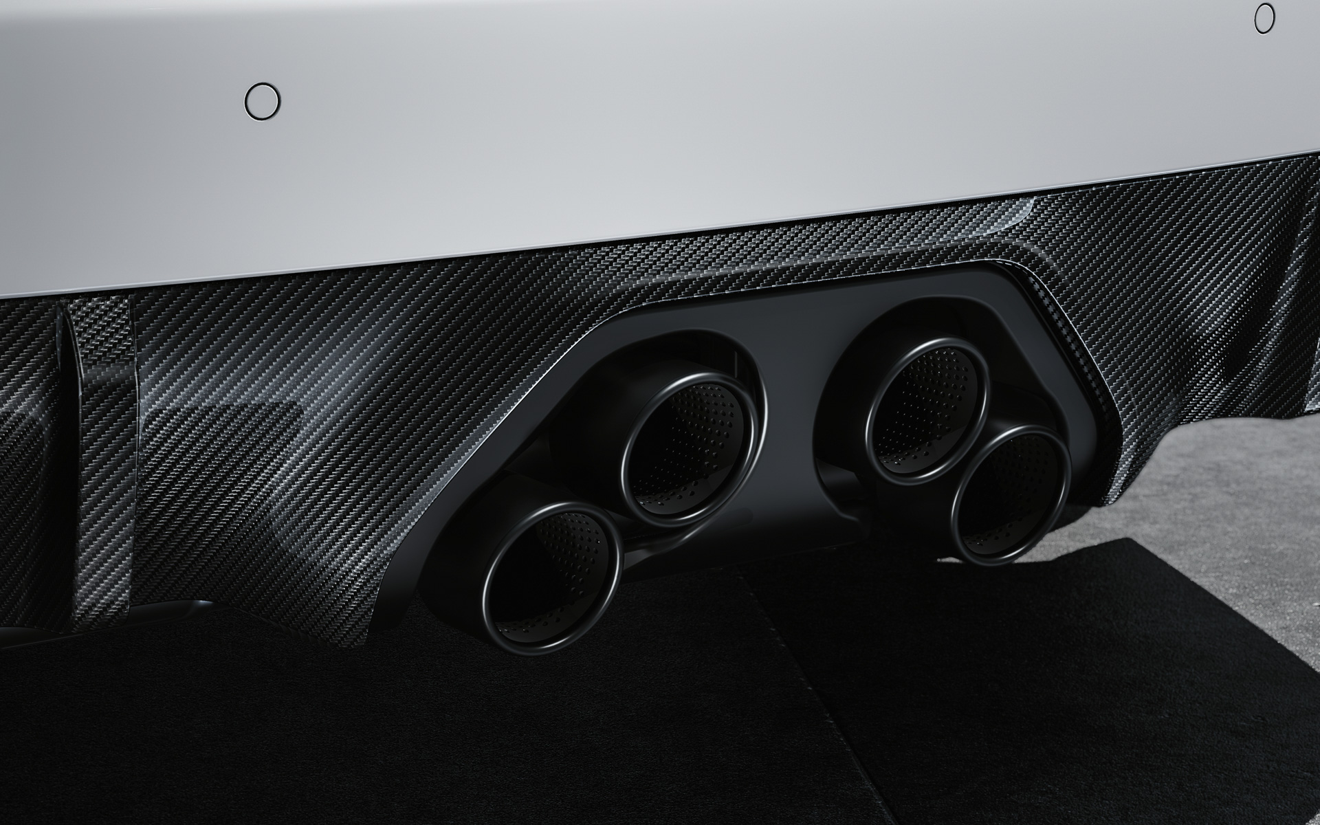 装着には専用の「リアディフューザー」とセットでの購入が必須となる。テールパイプの出口付近もセラミックコーティングが施されたチタン製となっている