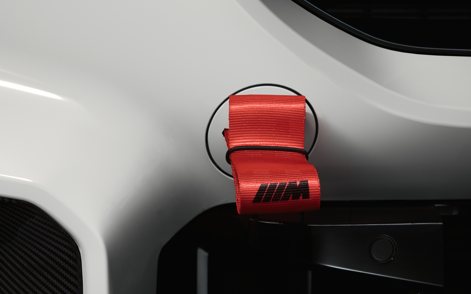 サーキットでグラベル（砂利）などに飛び出してしまった際、引っ張り出すために使用する牽引ロープと切り込み入りのカバー