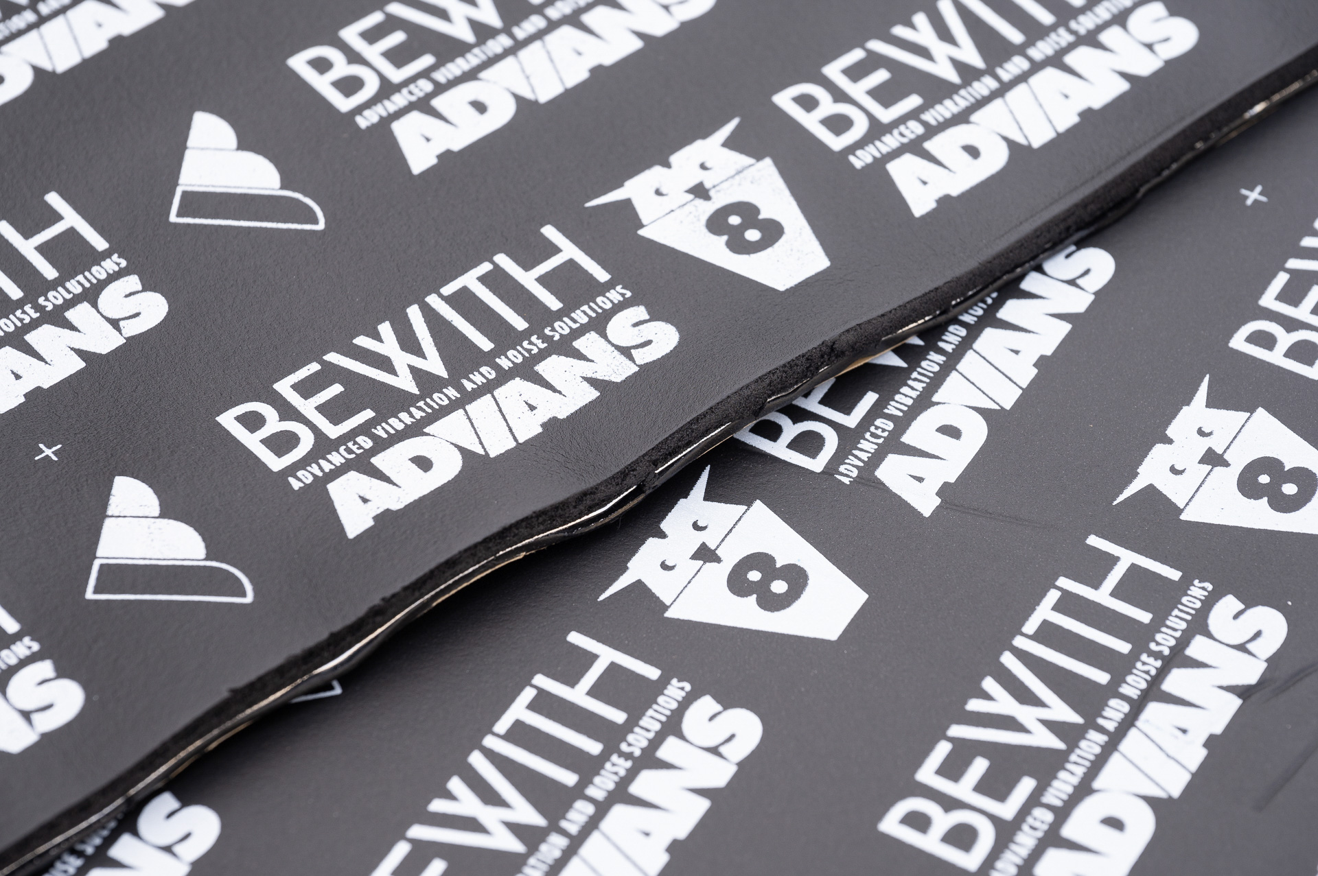 こちらがオリジナルのアドバンス調音シート。9mmタイプの「AD-8CS」（超静音特厚タイプ）、7mmタイプの「AD-6CS」（静音型厚口タイプ）が用意される。ちなみに製品名に付くアドバンスとは、「ADVANCED VIBRATION AND NOISE SOLUTIONS（先進的な振動・騒音対策）」の頭文字をつないだ造語で、ビーウィズが培ってきた音に関するノウハウを生かしたさまざまな制振・遮音関連商品を通じて、さらなる「快適」と「心の安らぎ」の提供を目指すという意味が込められている