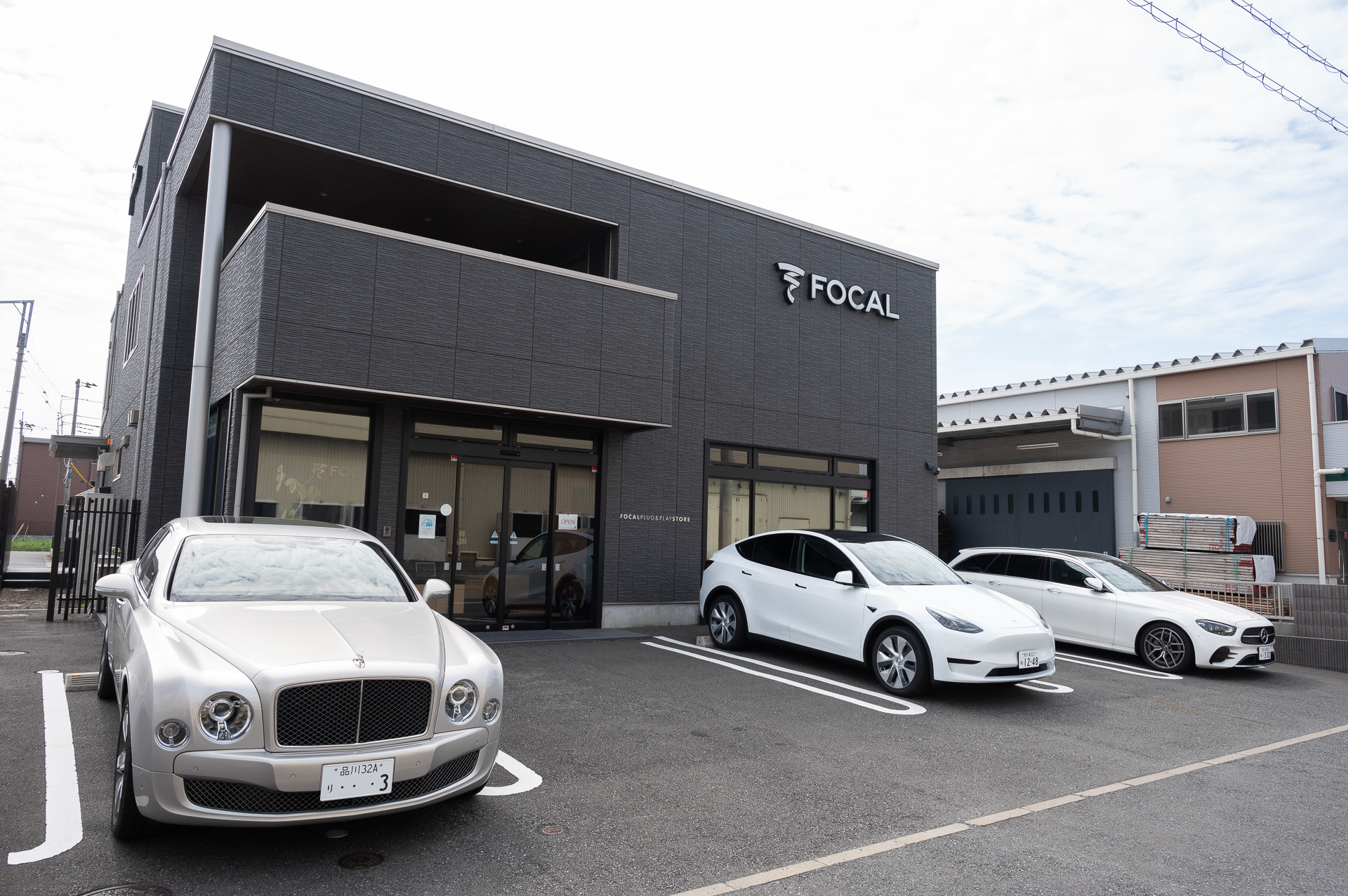 三井アウトレットパーク木更津の目の前にあるフォーカルプラグ＆プレイ本店。施工中にお買い物を楽しめるという利便性のよい立地