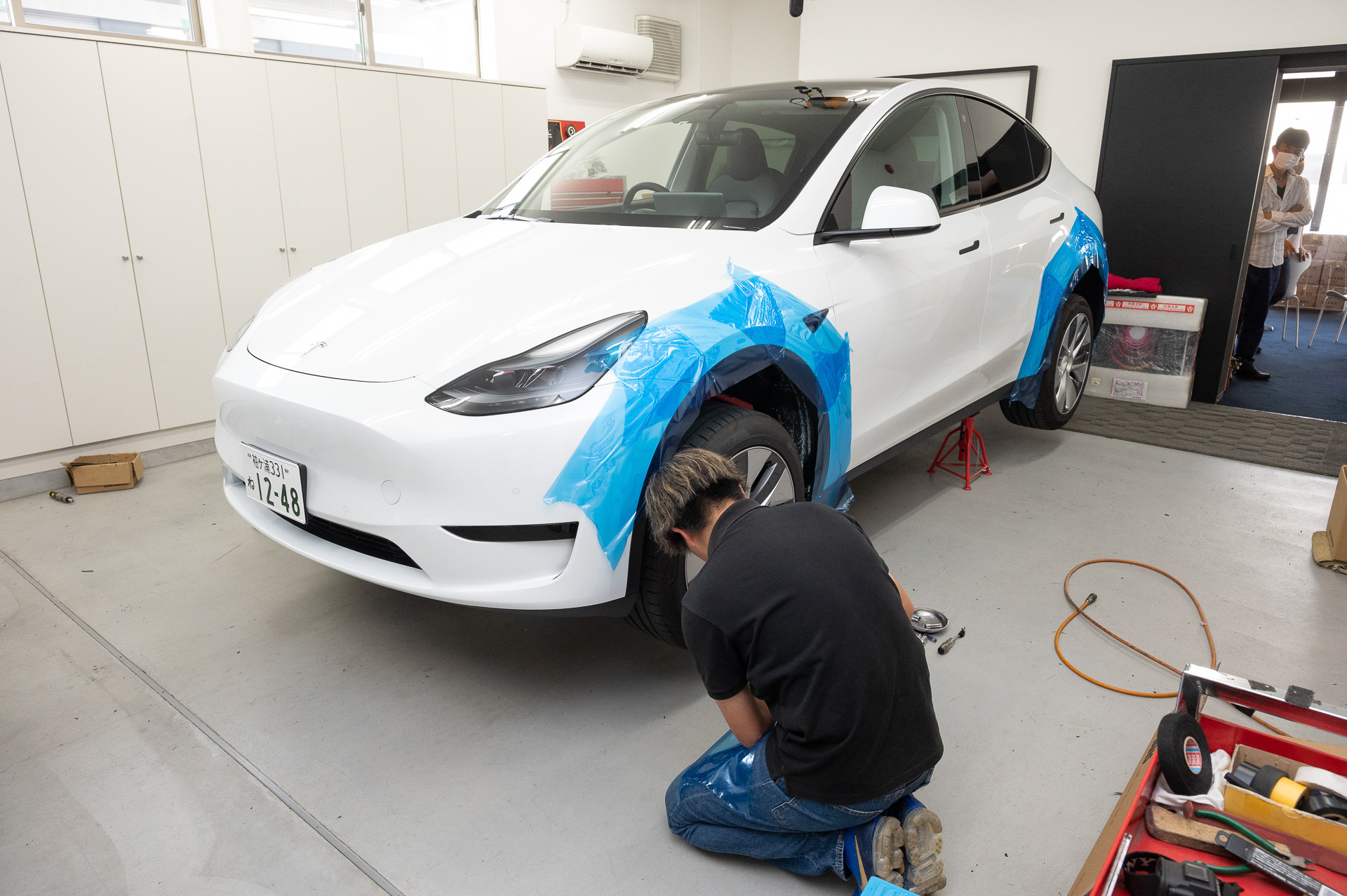 まずはフロント。ホイールハウス内側にあるインナーフェンダーを外し、糊がしっかりと付くように洗浄。そして音が侵入しないよう、すき間なくアドバンス調音シートをインナーフェンダーに張り付けていく