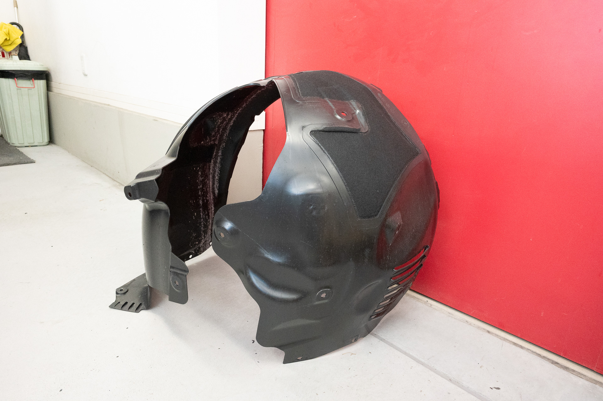 まずはフロント。ホイールハウス内側にあるインナーフェンダーを外し、糊がしっかりと付くように洗浄。そして音が侵入しないよう、すき間なくアドバンス調音シートをインナーフェンダーに張り付けていく