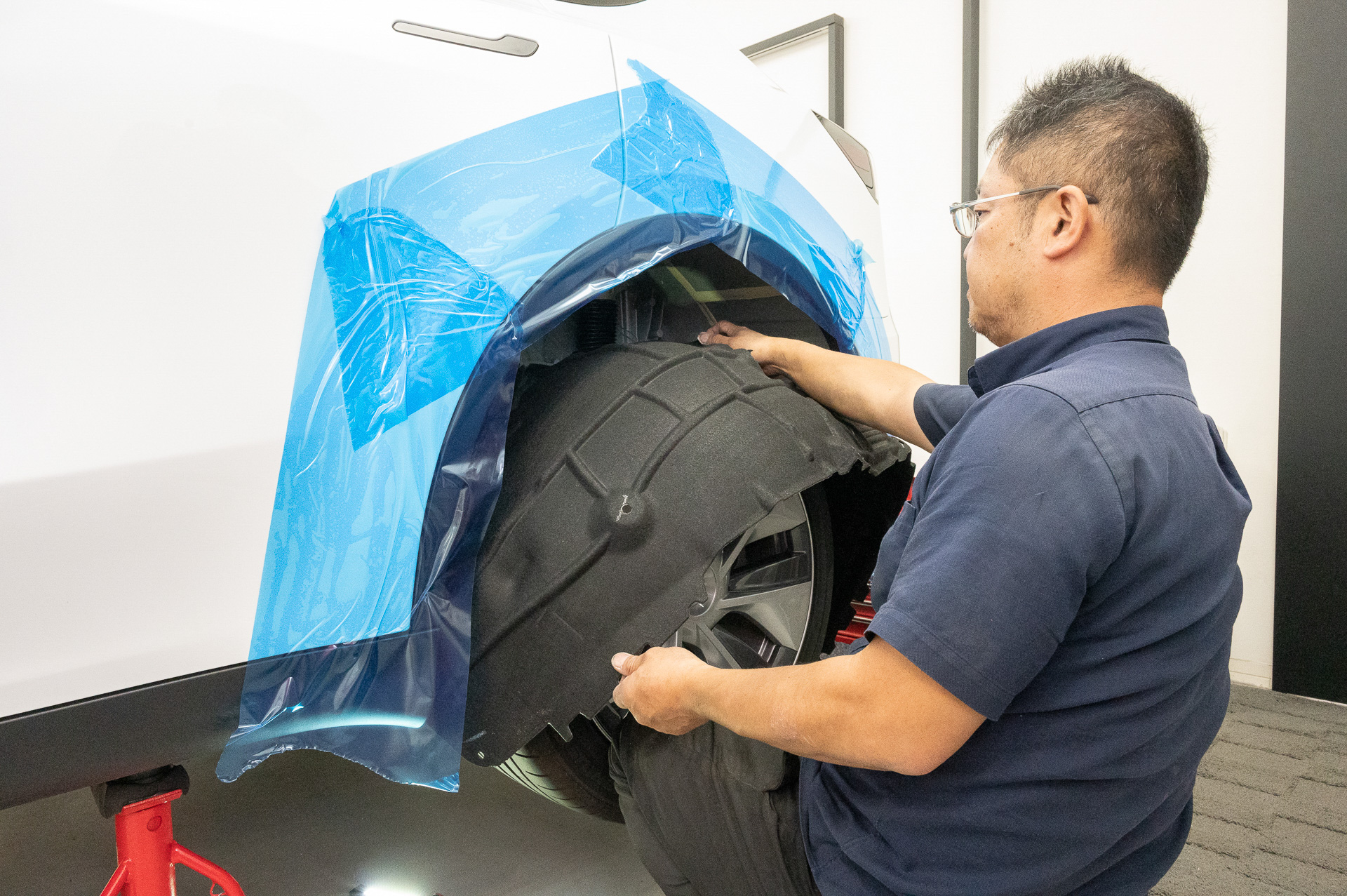 リア側もインナーフェンダーを外すが、インナーフェンダーではなくボディ側に直接貼っていく。その上でインナーフェンダーを装着するので、施工後にアドバンス調音シートが見えることはない