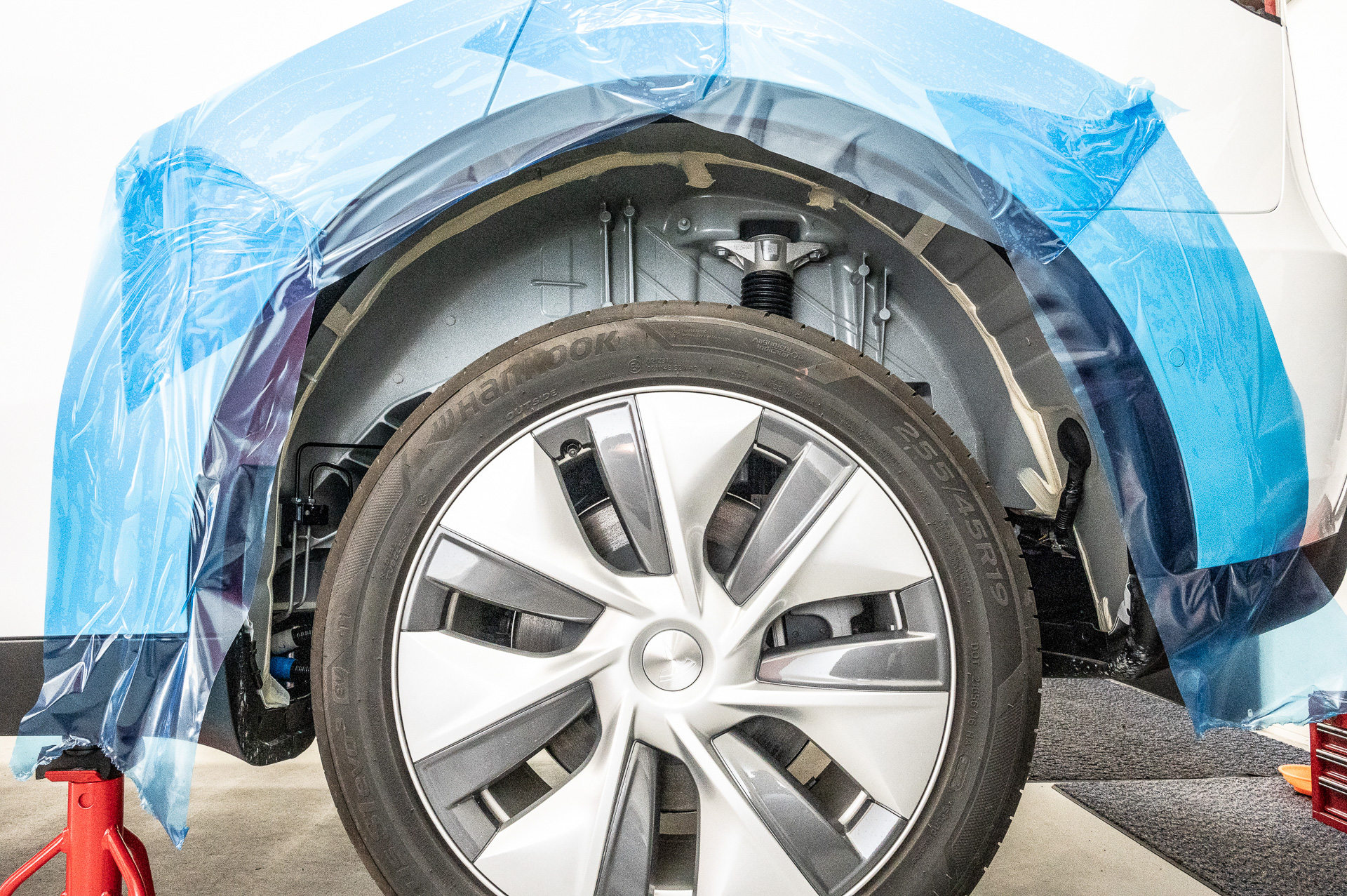 リア側もインナーフェンダーを外すが、インナーフェンダーではなくボディ側に直接貼っていく。その上でインナーフェンダーを装着するので、施工後にアドバンス調音シートが見えることはない