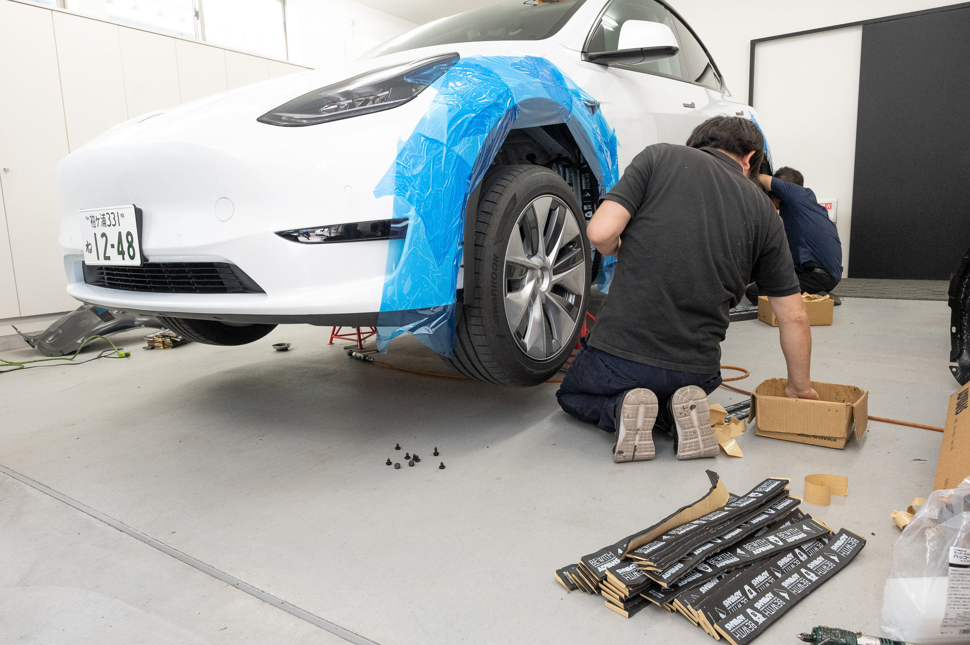 まずはフロント。ホイールハウス内側にあるインナーフェンダーを外し、糊がしっかりと付くように洗浄。そして音が侵入しないよう、すき間なくアドバンス調音シートをインナーフェンダーに張り付けていく