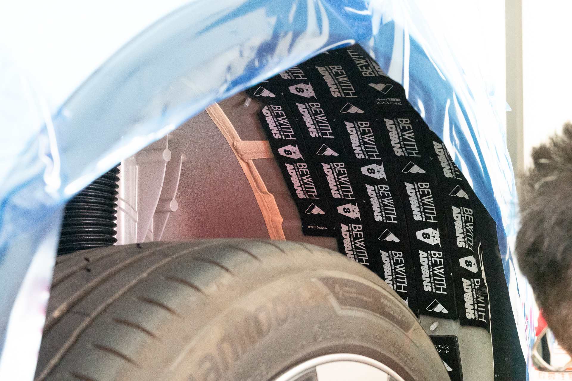 リア側もインナーフェンダーを外すが、インナーフェンダーではなくボディ側に直接貼っていく。その上でインナーフェンダーを装着するので、施工後にアドバンス調音シートが見えることはない