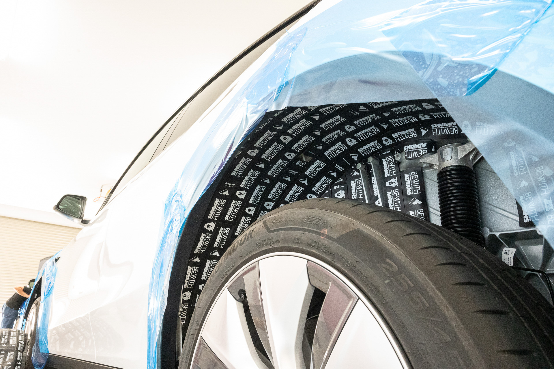 リア側もインナーフェンダーを外すが、インナーフェンダーではなくボディ側に直接貼っていく。その上でインナーフェンダーを装着するので、施工後にアドバンス調音シートが見えることはない