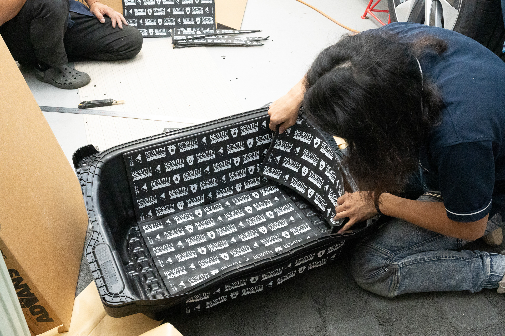 モデルYのラゲッジスペースのフロア。樹脂製アンダーボックスおよびその周辺にアドバンス調音シートをみっちり貼り付ける