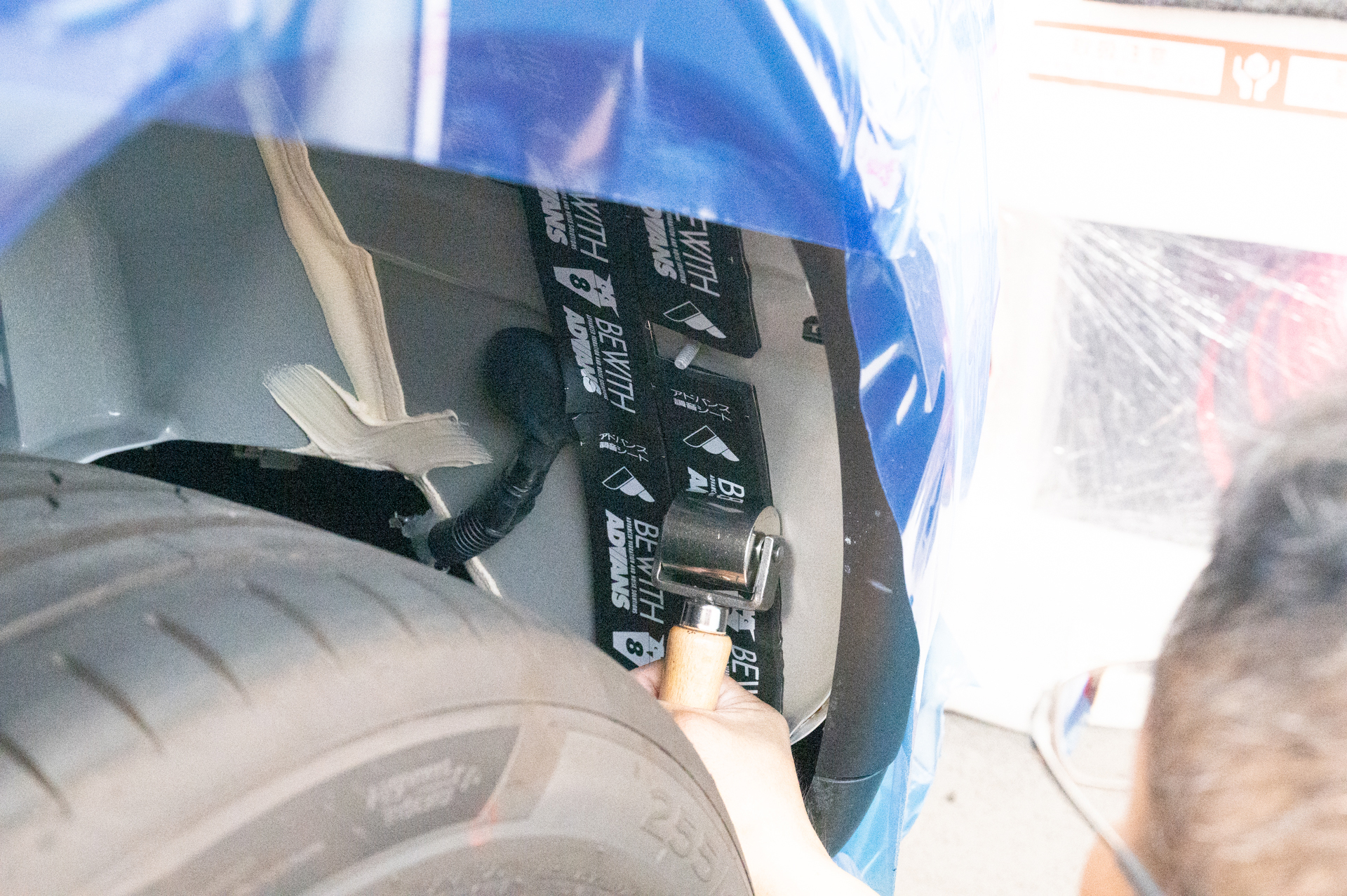 リア側もインナーフェンダーを外すが、インナーフェンダーではなくボディ側に直接貼っていく。その上でインナーフェンダーを装着するので、施工後にアドバンス調音シートが見えることはない