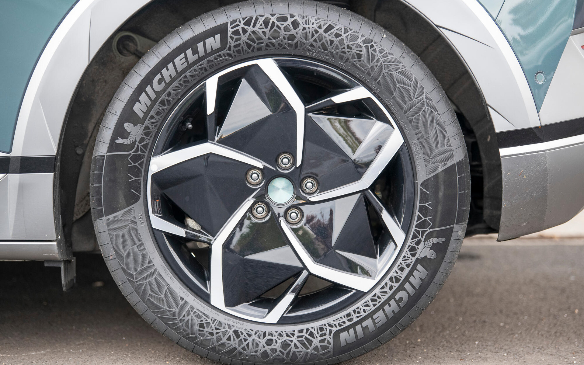 サステナブル素材を45％含有した公道走行可能なミシュランの乗用車タイヤ