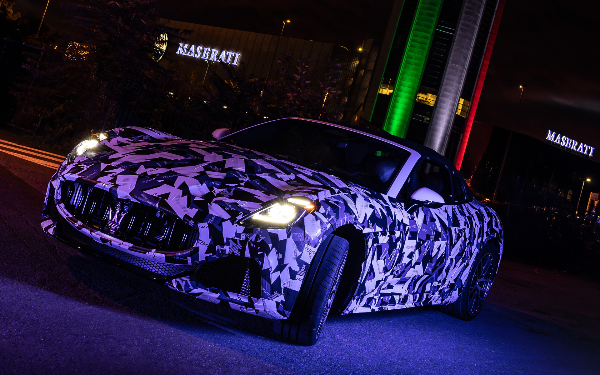 マセラティが新型「グランカブリオ（プロトタイプ）」のテスト走行の様子を公開