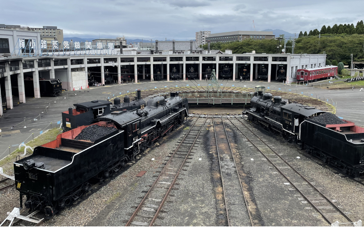 京都鉄道博物館で収蔵車両のSLとメルセデス・ベンツのSLがコラボ