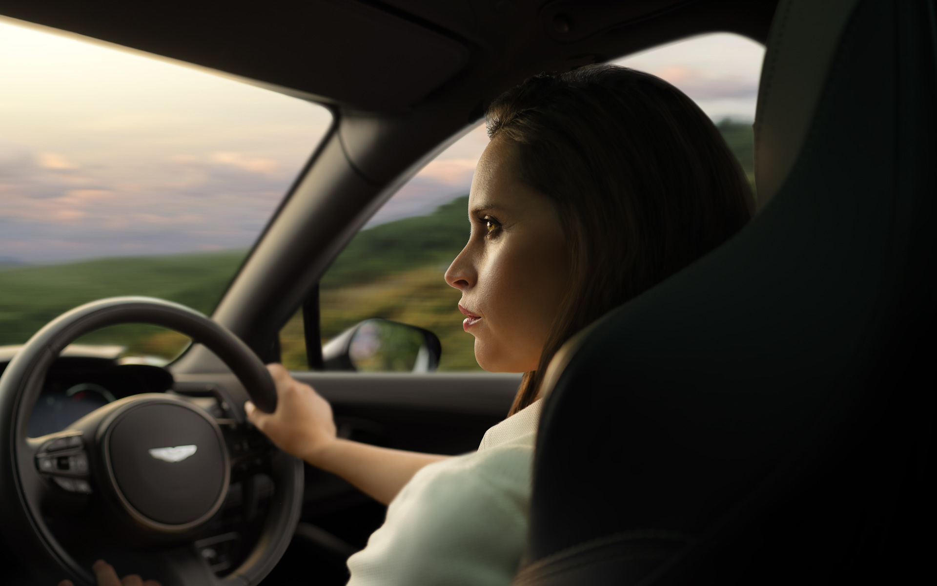 DBX707のステアリングを握る女優のフェリシティ・ジョーンズさん