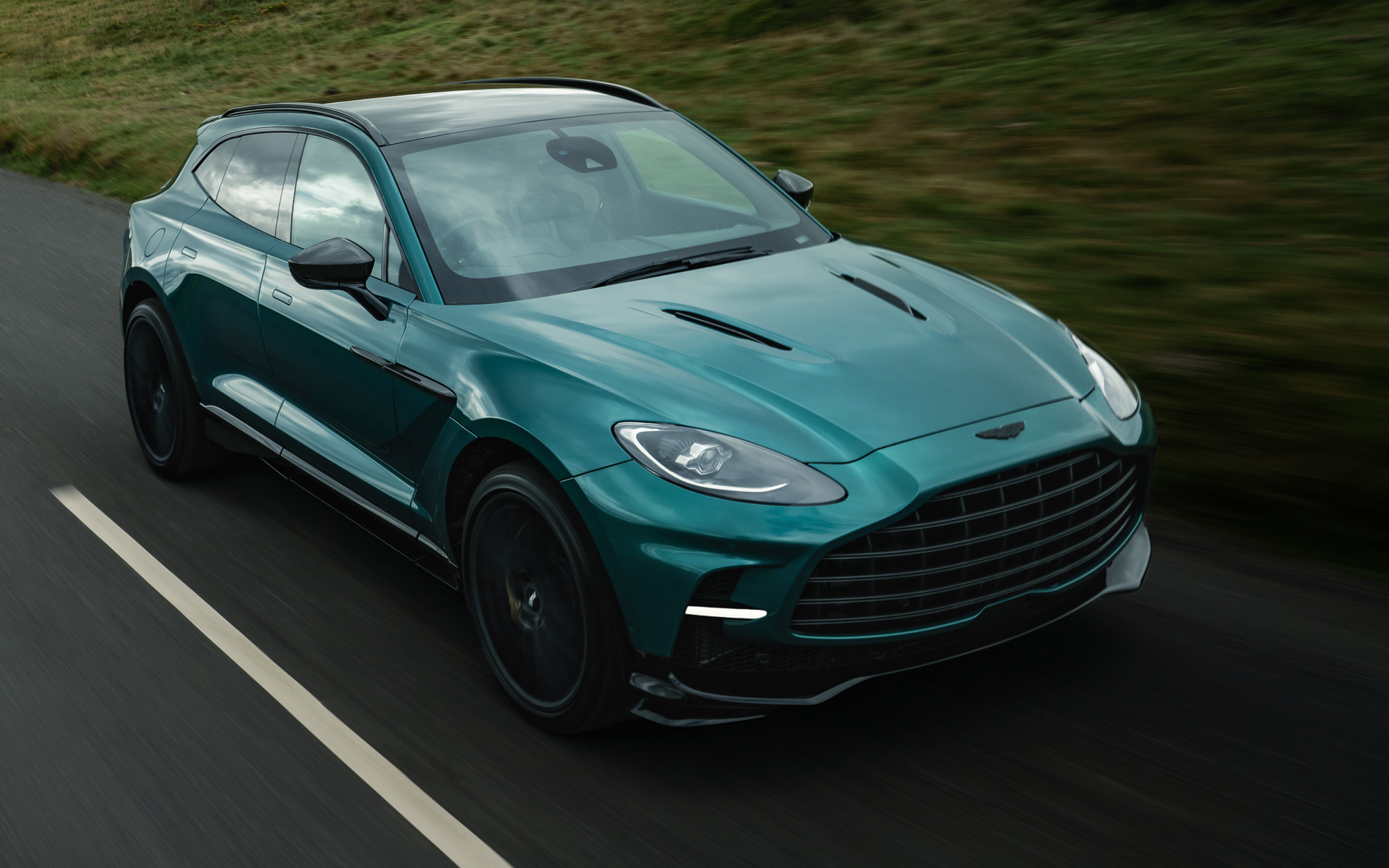 DBX707は最高出力520kW（707PS）/4500rpm、最大トルク900Nm/2600-4500rpmを発生するV型8気筒4.0リッターツインターボエンジンに湿式クラッチの9速ATを組み合わせ、0-100km/h加速3.3秒、最高速310km/hを実現する