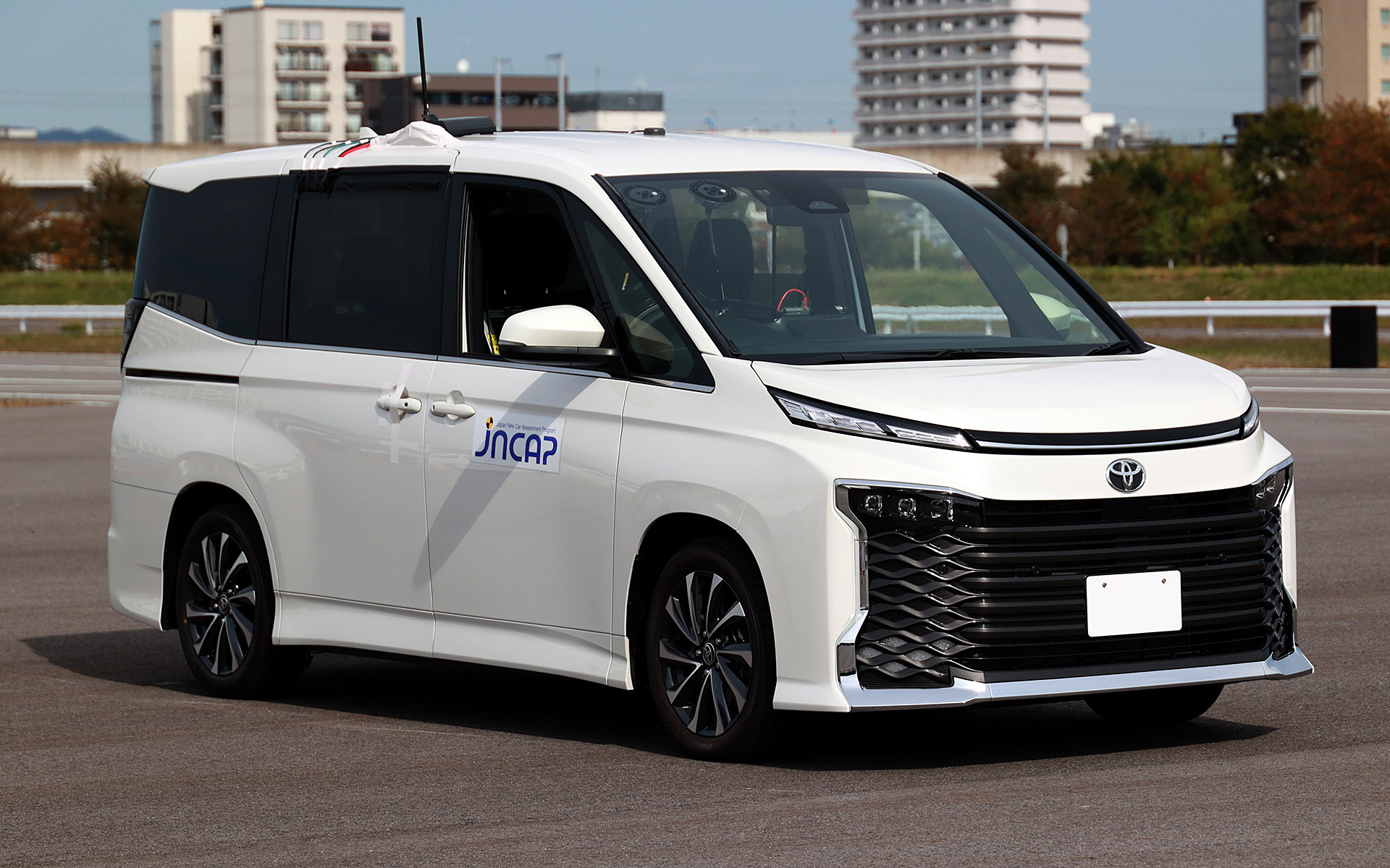 試験車はトヨタヴォクシー。被害軽減ブレーキ（対自転車）機能を搭載して2022年度のJNCAPでファイブスター賞を獲得している