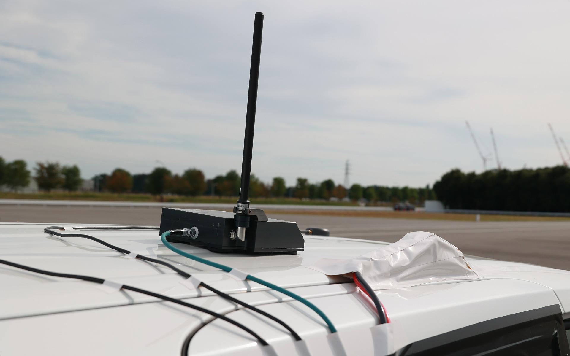 試験車のルーフにはGPS用のアンテナが付けられている