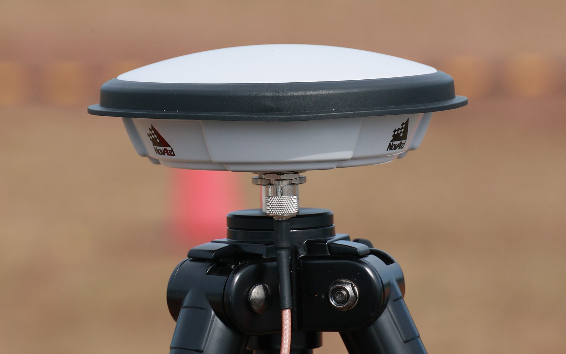 より正確な位置情報を出すために基地局を設けている。ここで位置情報を補正することで3cm以内という「みちびき」の利用に匹敵する精度を出す