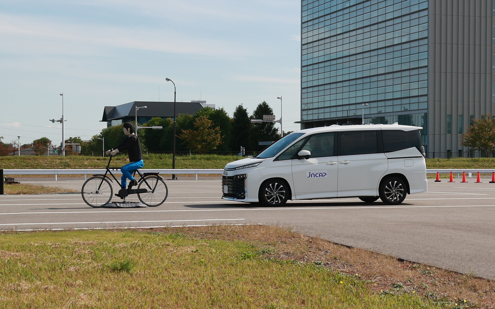 自転車への追突事故を被害軽減ブレーキにて防ぐことを試験する