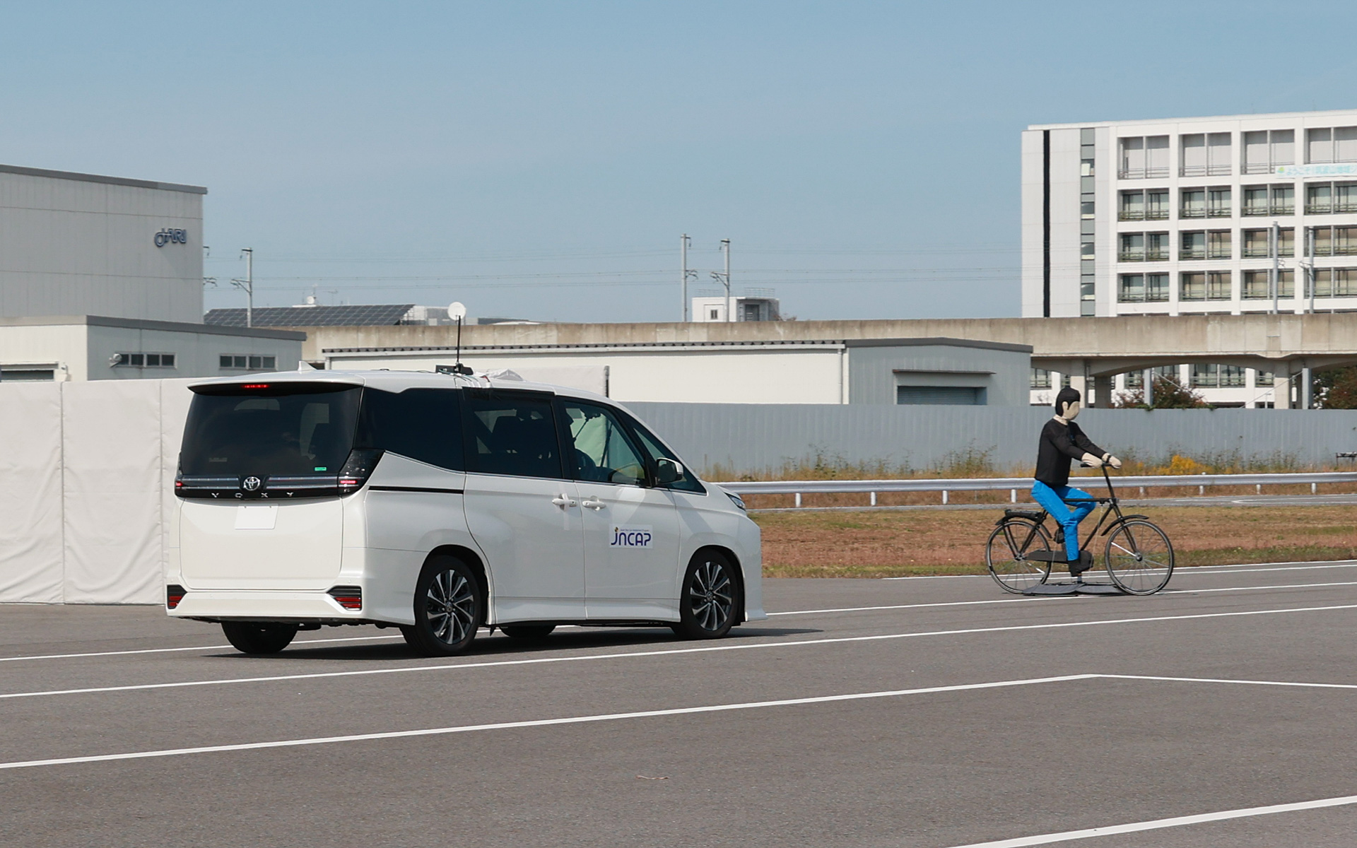 自転車が左から横断。遮蔽物から飛び出しを想定したシナリオ