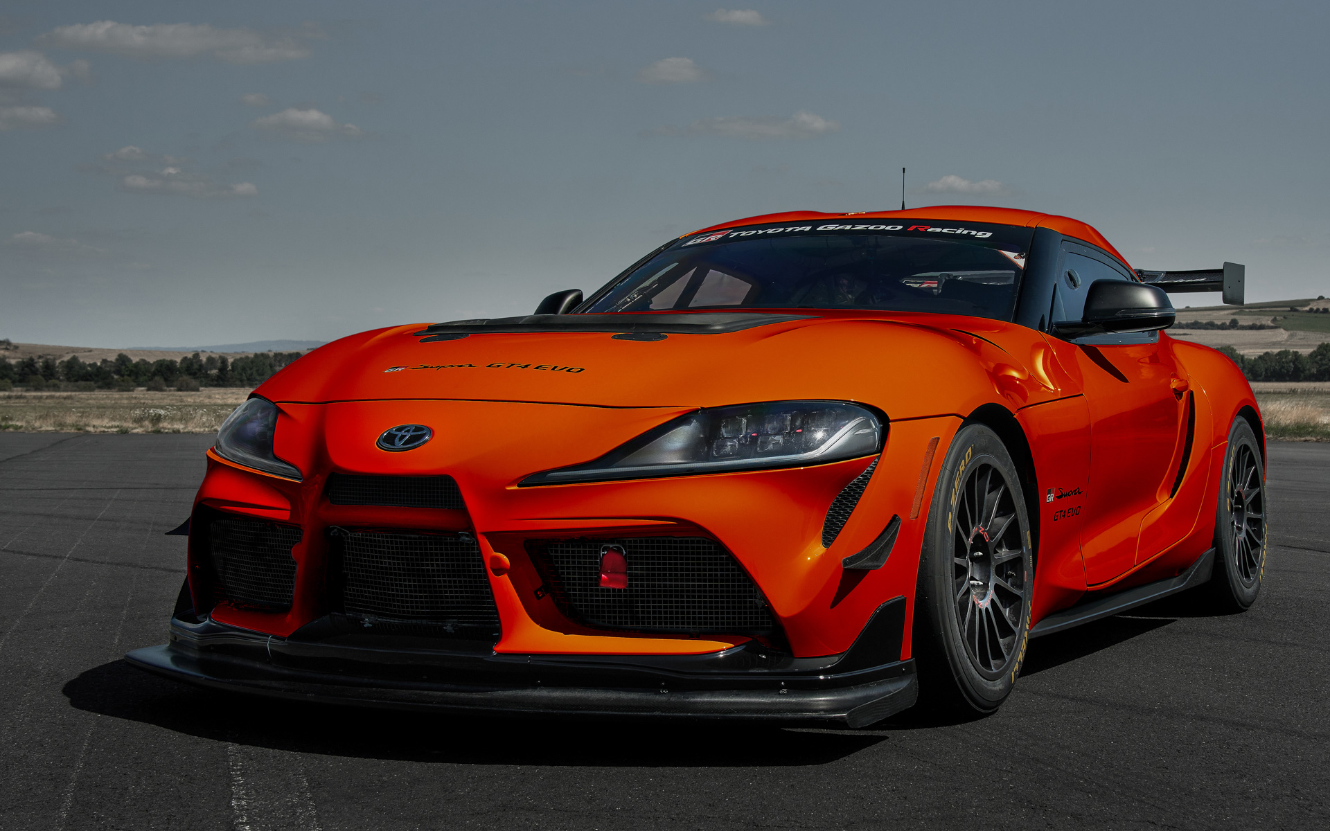 「GR Supra GT4 EVO」写真はオレンジカラーラッピング施工車