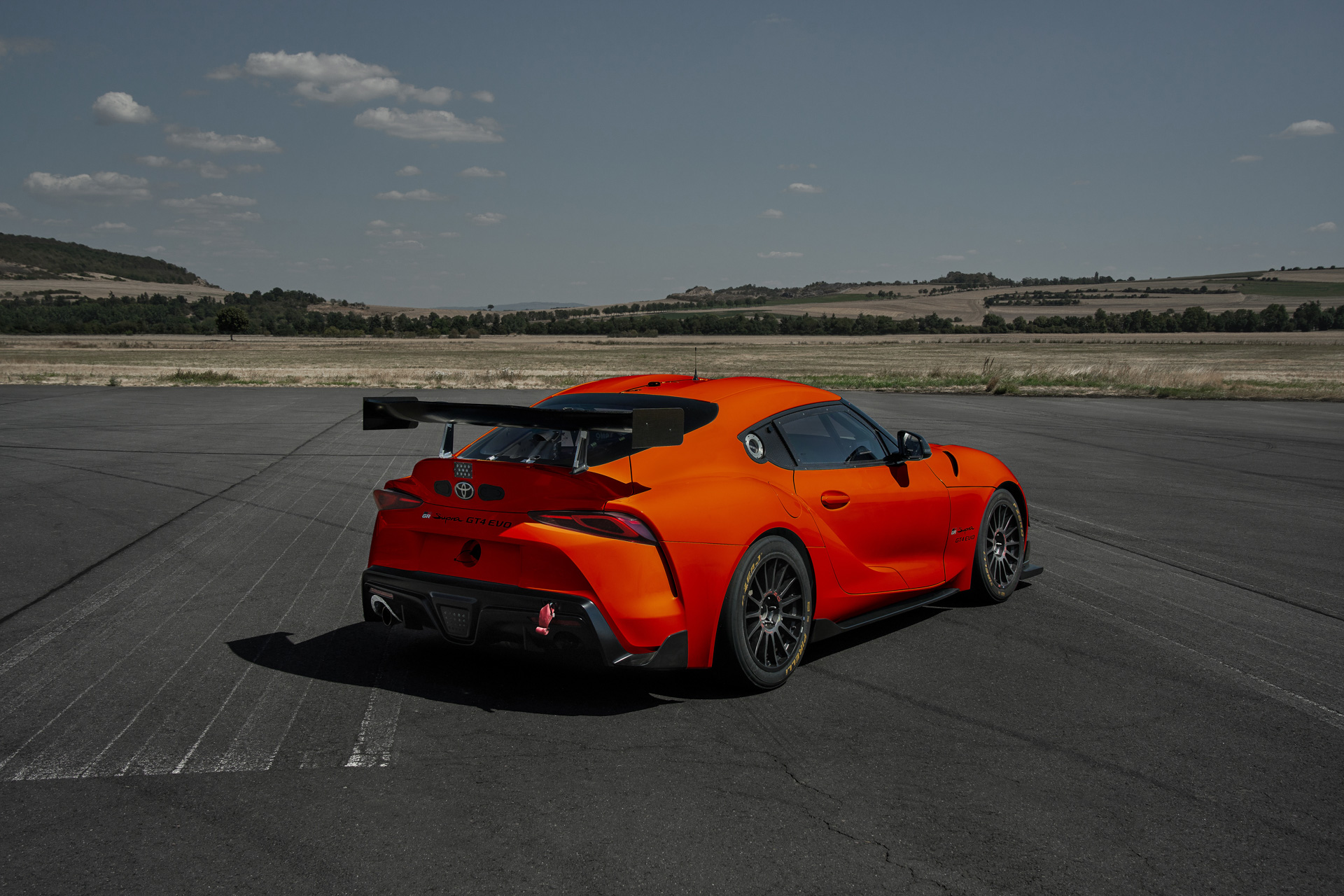 「GR Supra GT4 EVO」写真はオレンジカラーラッピング施工車