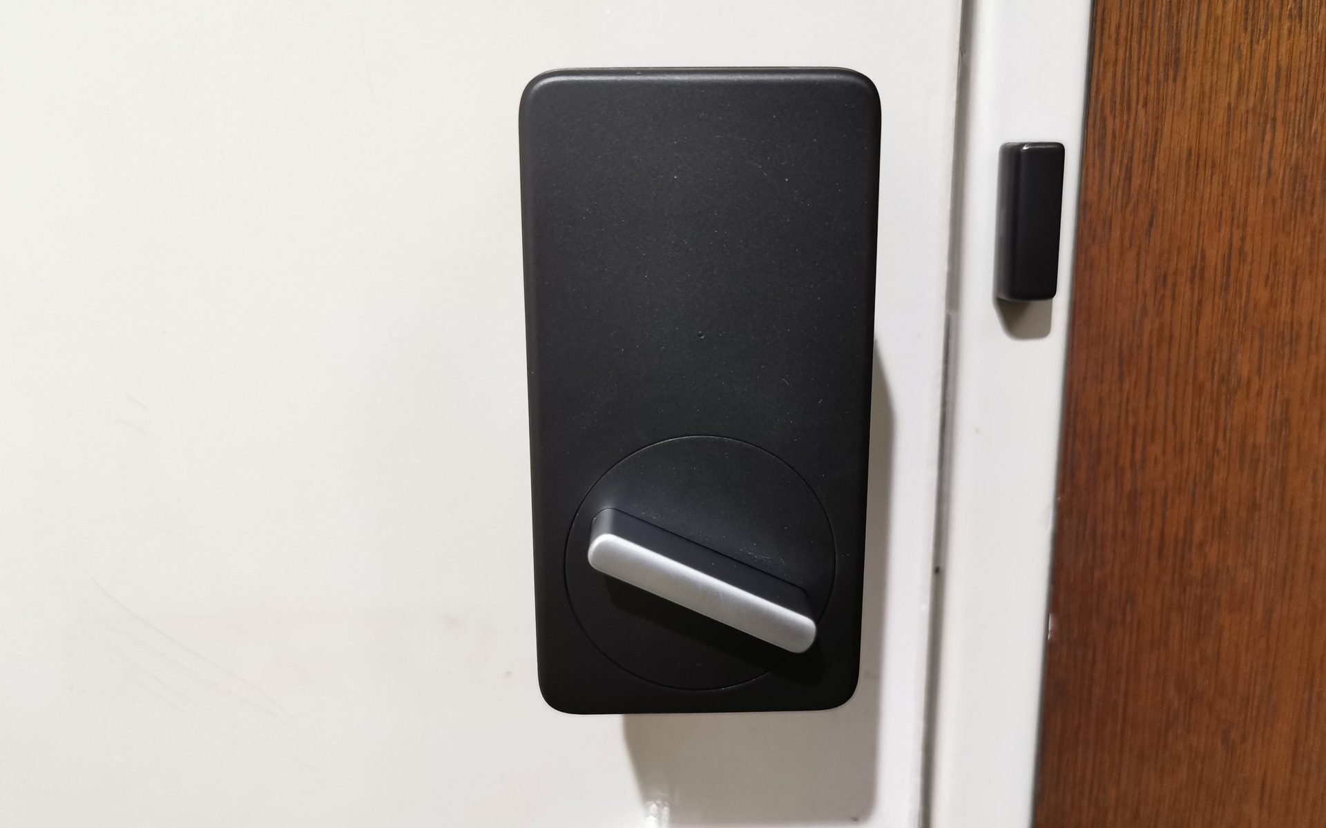 部屋側の器具。両面で貼るだけです。開錠がもう少し速いといいのですが……。ちなみに、家族からは「急いでいるときトイレに間に合わない」と不評です（泣）