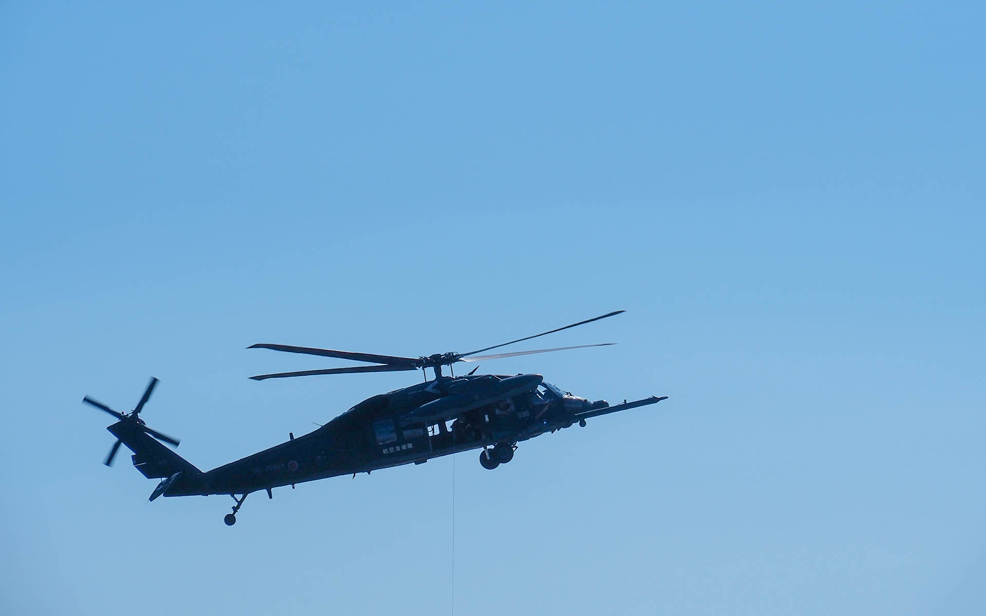 UH-60J救難ヘリコプターがまさに救難準備をしているところ。一見戦闘ヘリに見えますが目的が違います