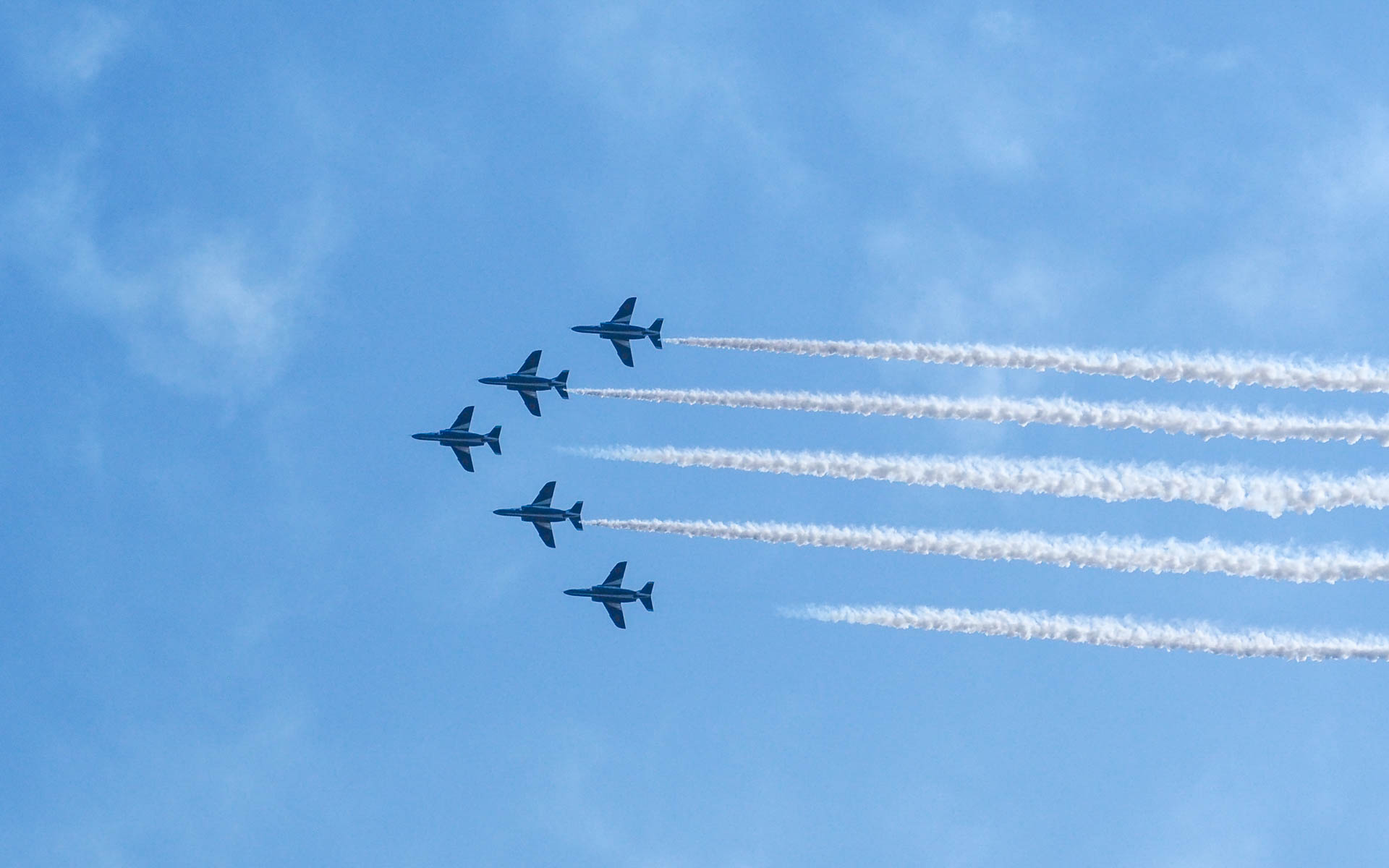 スモークを吐いて見事な編隊飛行。T-4は中等練習機。コンパクトで機動性が高いのが特徴。パイロットの技術を磨くのに最適な機体