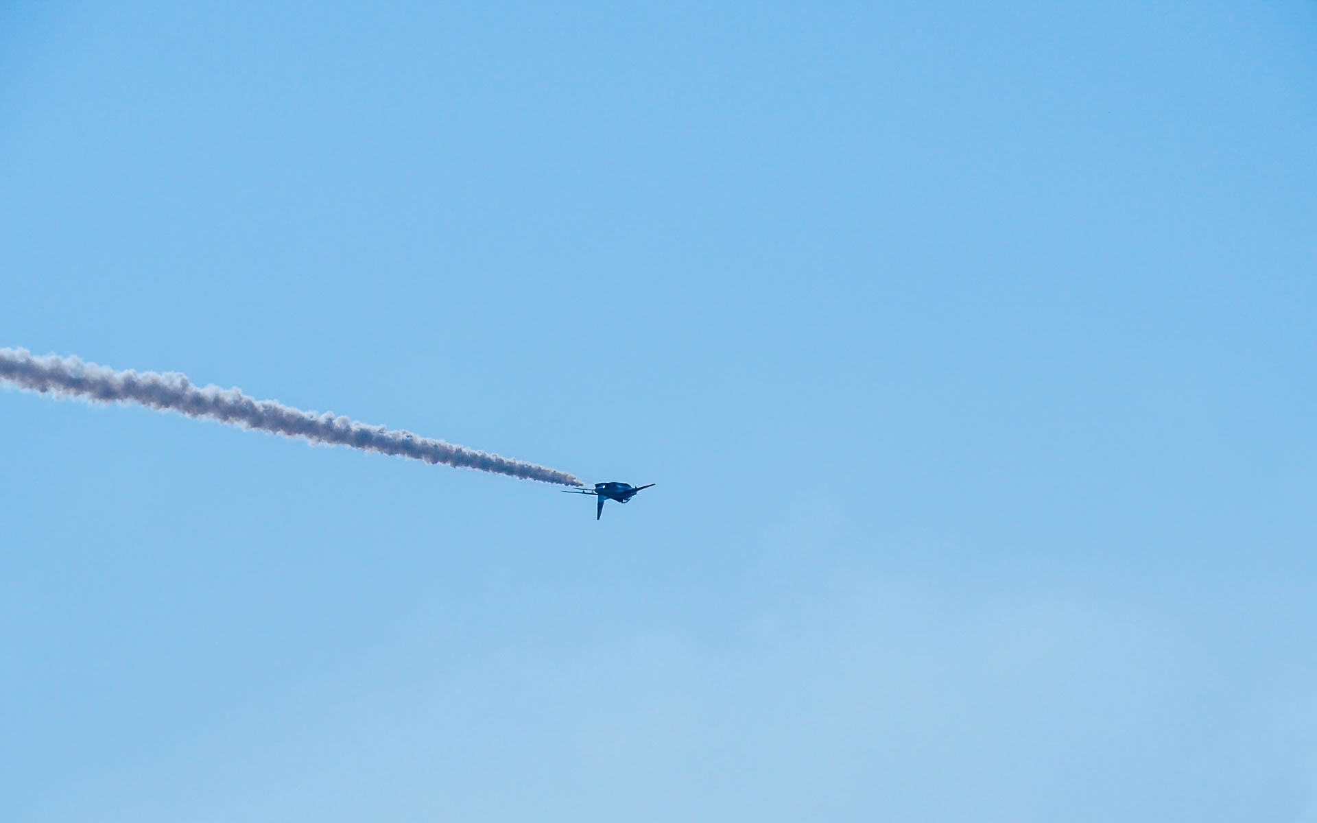 背面飛行しています。操作が逆になる背面飛行は、低空だと特に技術が必要なような気がします