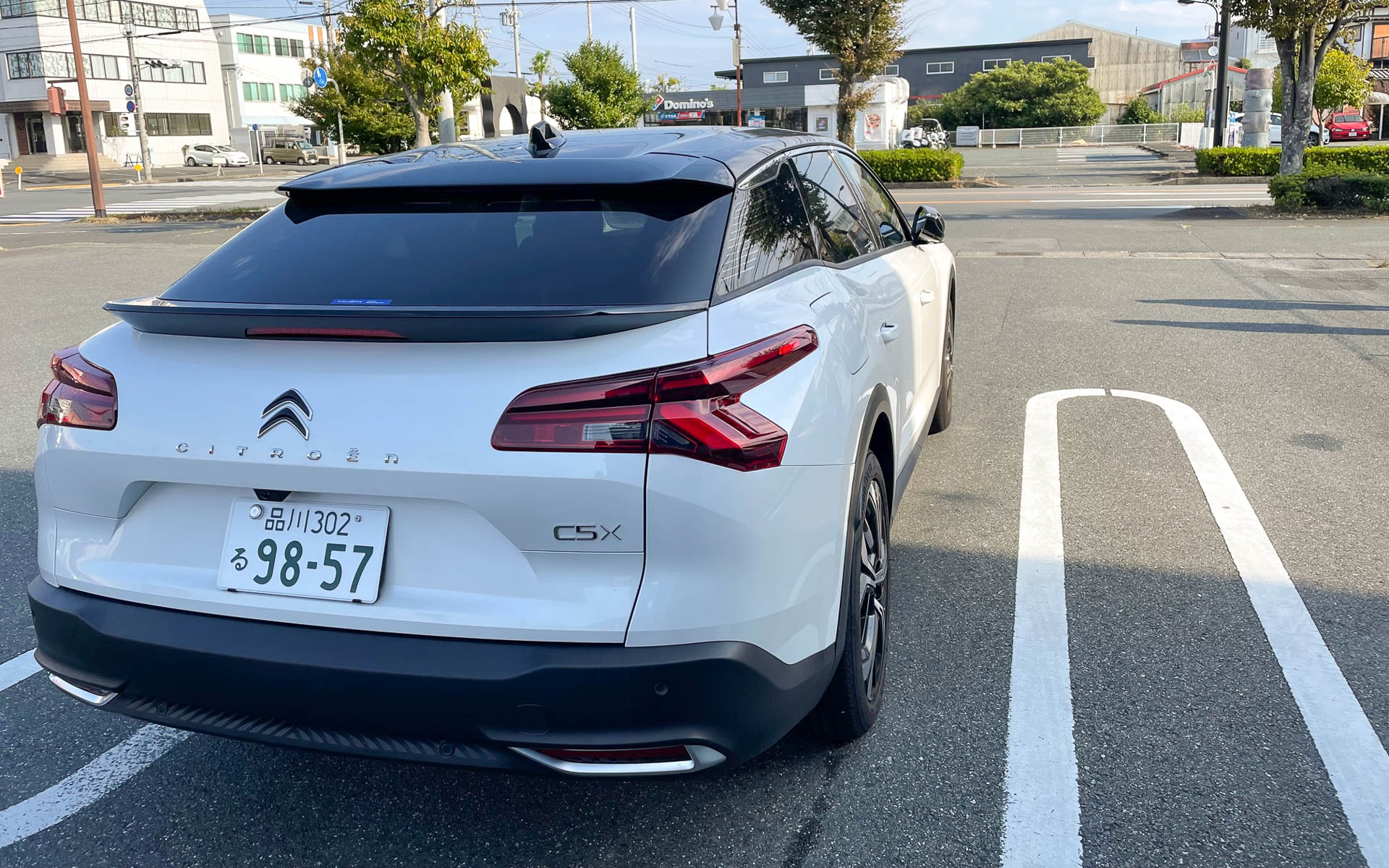 シトロエンC5 Xのバックスタイル。浜松基地近くのコンビニで空を見上げながらブルーインパルスとの名残惜しい時間となりました