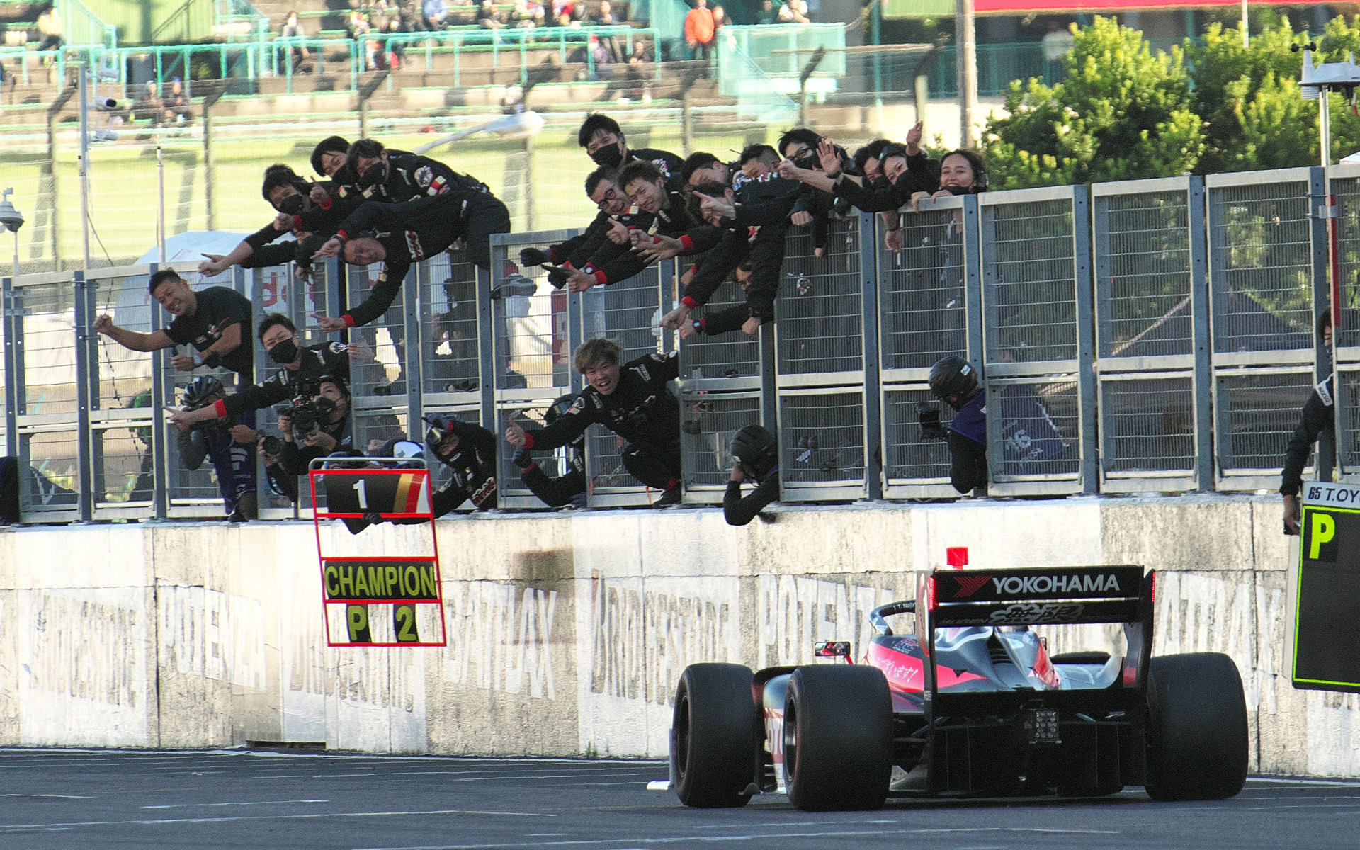 続いて1号車 野尻智紀選手が2位でゴール。シリーズチャンピオンを決めた