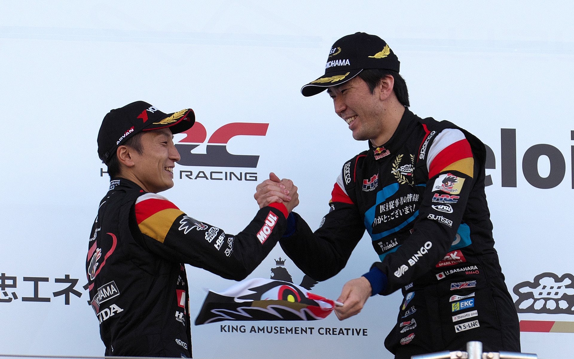 チームメイト同士健闘をたたえ合う