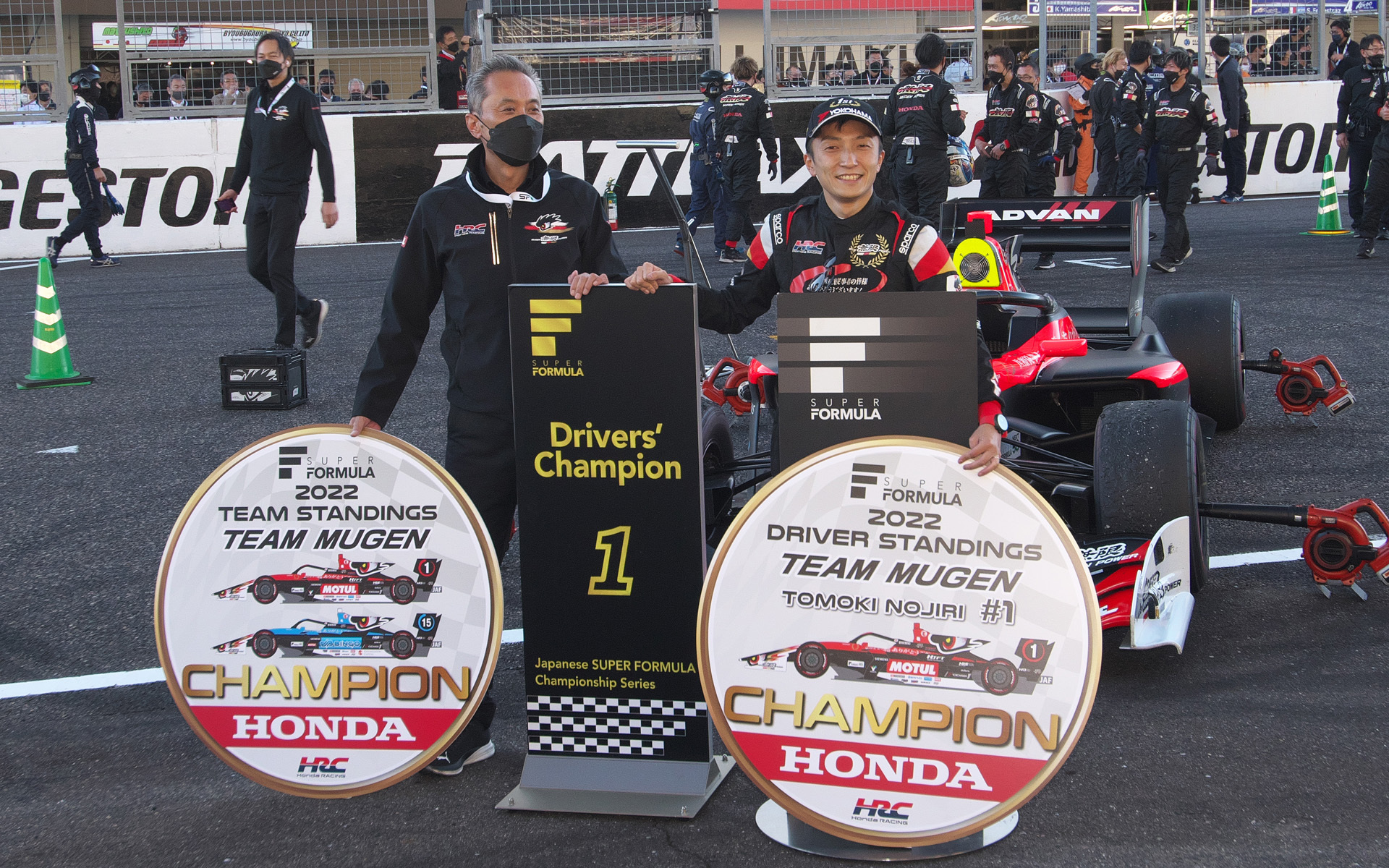 2年連続ドライバーチャンピオンを獲得した野尻智紀選手（右）と、チームタイトルを獲得したTEAM MUGEN 田中洋克監督（左）
