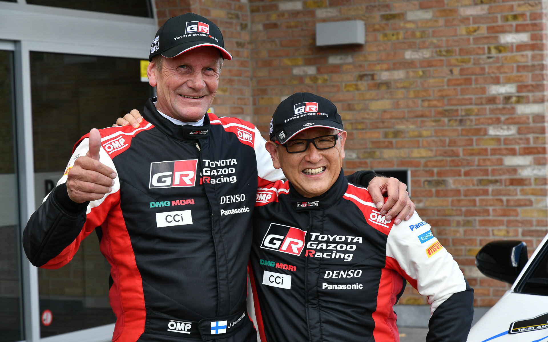 WRCラリー・ベルギーをユハ・カンクネン氏（左）とともに水素GRヤリスで走ったモリゾウ選手こと豊田章男社長（右）