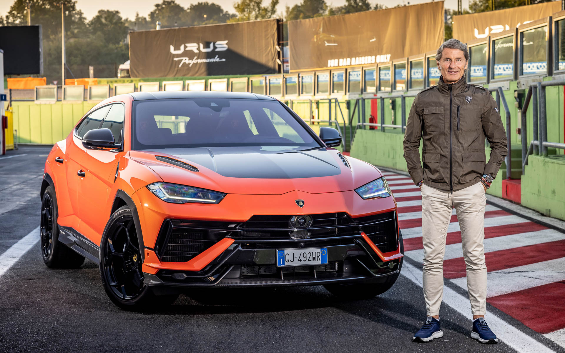 「ウルス ペルフォルマンテ」とランボルギーニ CEO ステファン・ヴィンケルマン氏