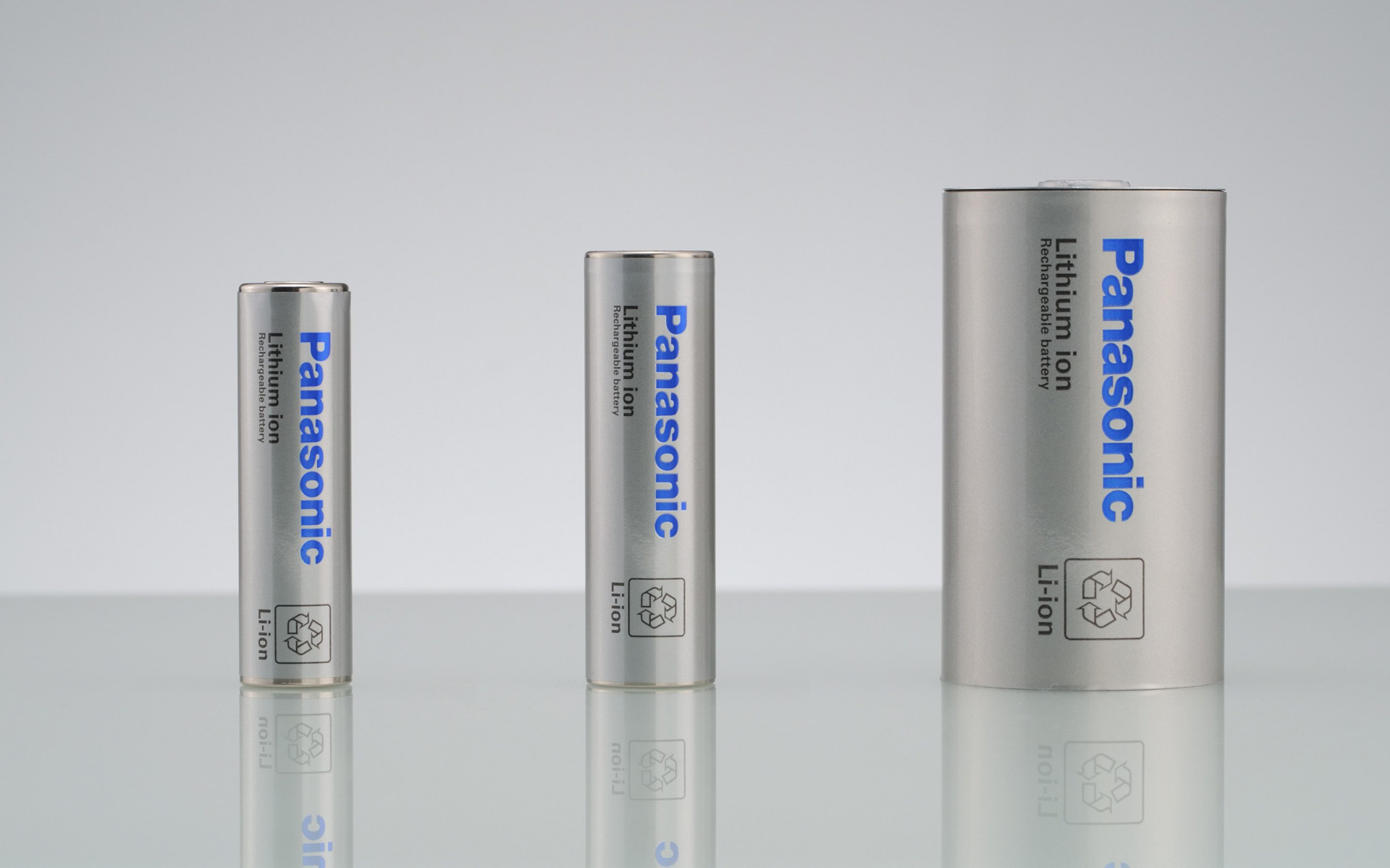 円筒形車載電池 左から1865、2170、4680