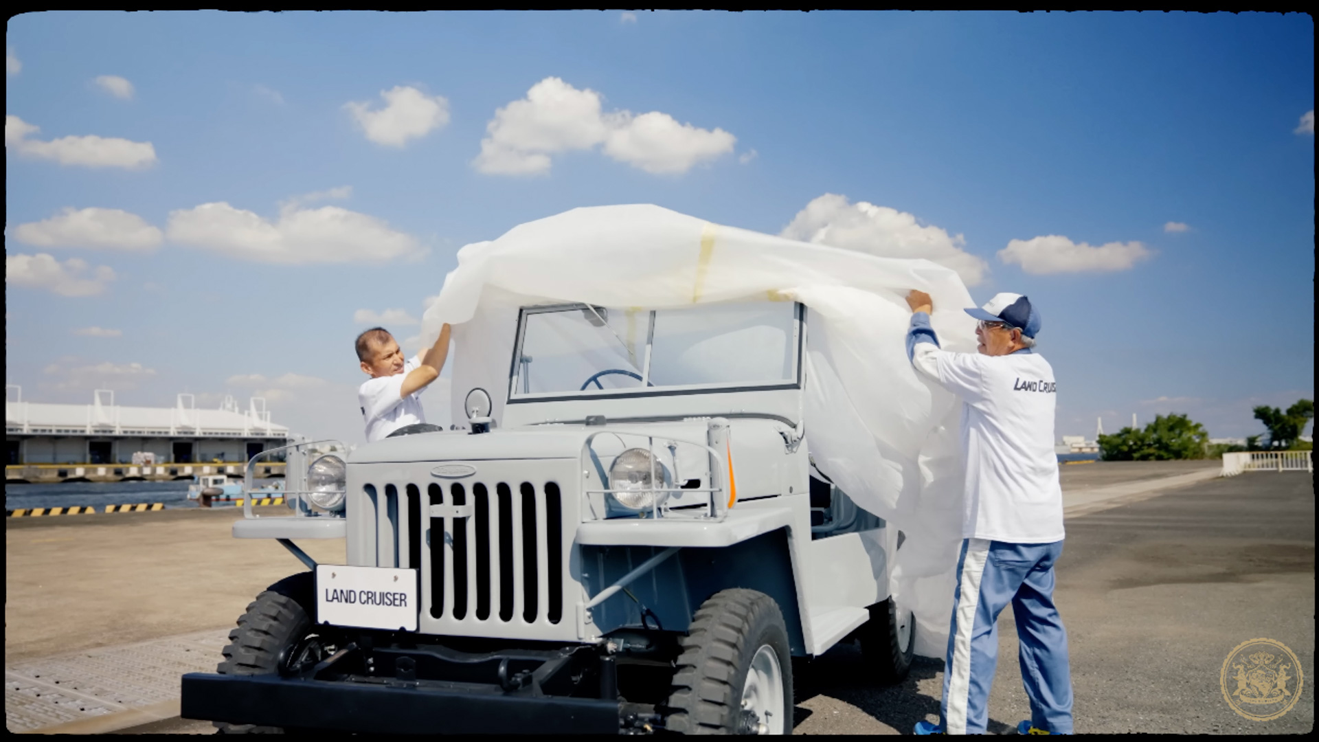 ランドクルーザーの元開発責任者 小鑓氏と新明工業の石川氏の手により、レストアされた初代「ランドクルーザー」がアンベール