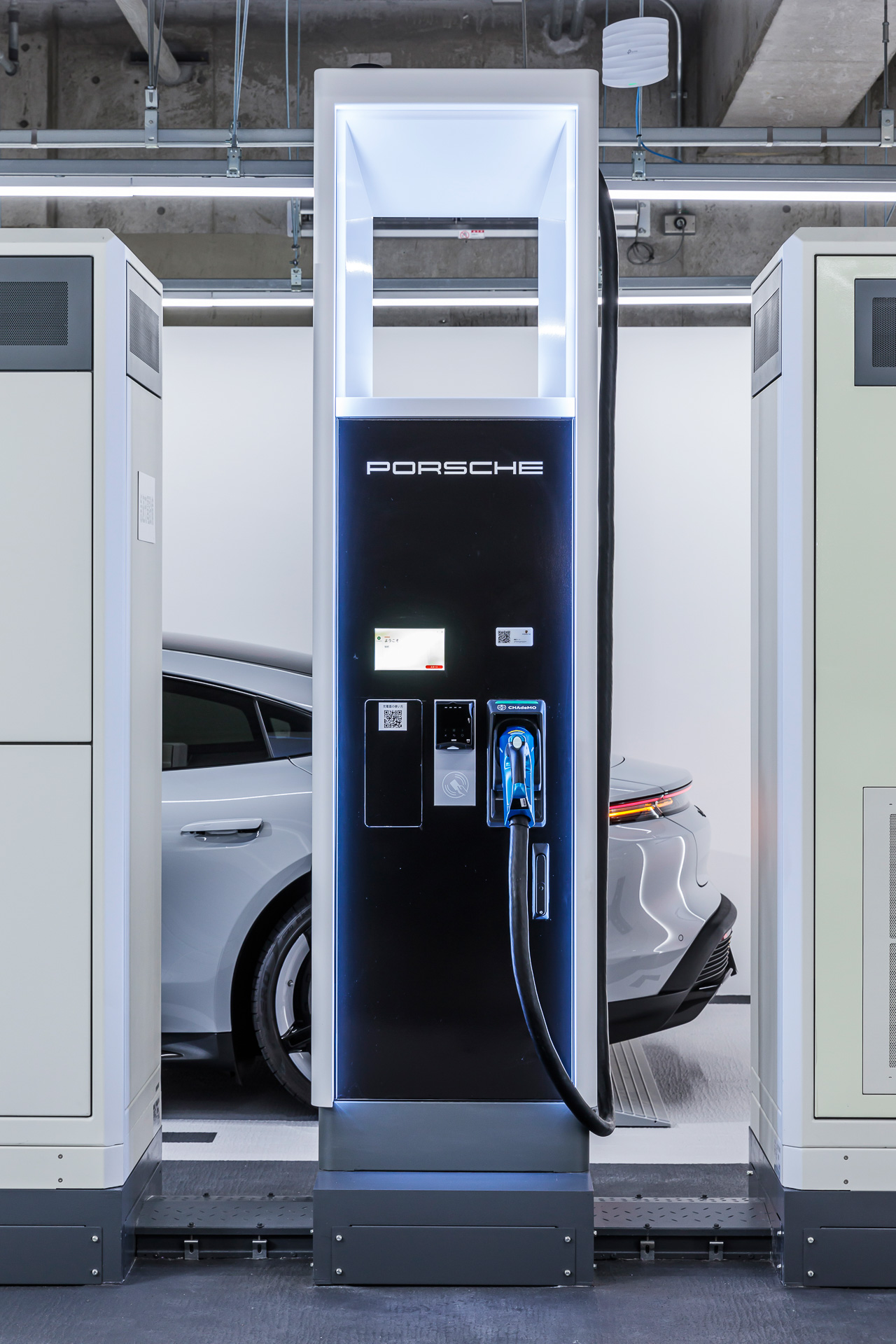 住友不動産飯田橋ファーストタワー地下駐車場内には2基のポルシェ ターボチャージングステーションが設置された