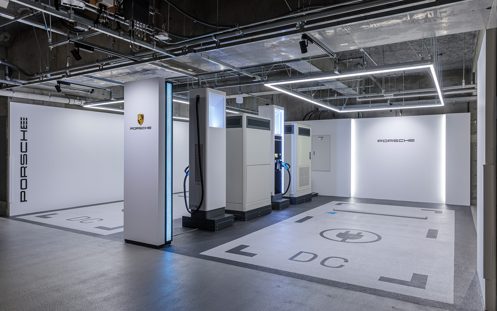 住友不動産飯田橋ファーストタワー地下駐車場内には2基のポルシェ ターボチャージングステーションが設置された